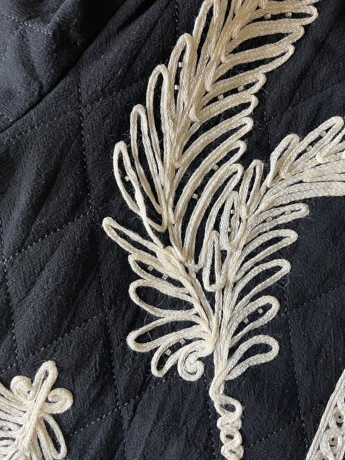 Veste noire brodée et paillettes PETIT DÉFAUT