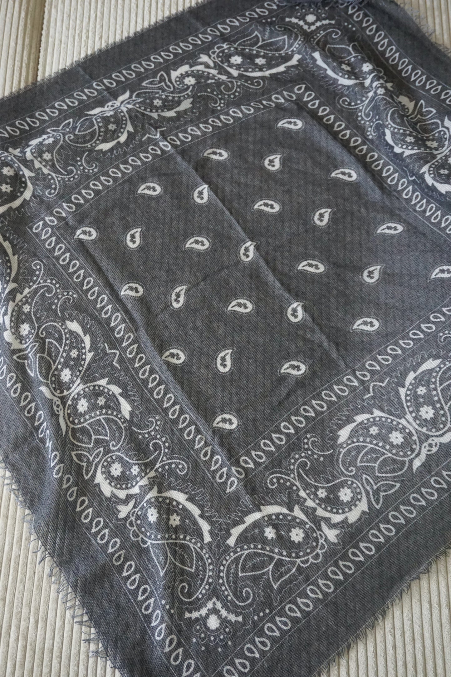 Echarpe foulard bandana grise avec alpaga