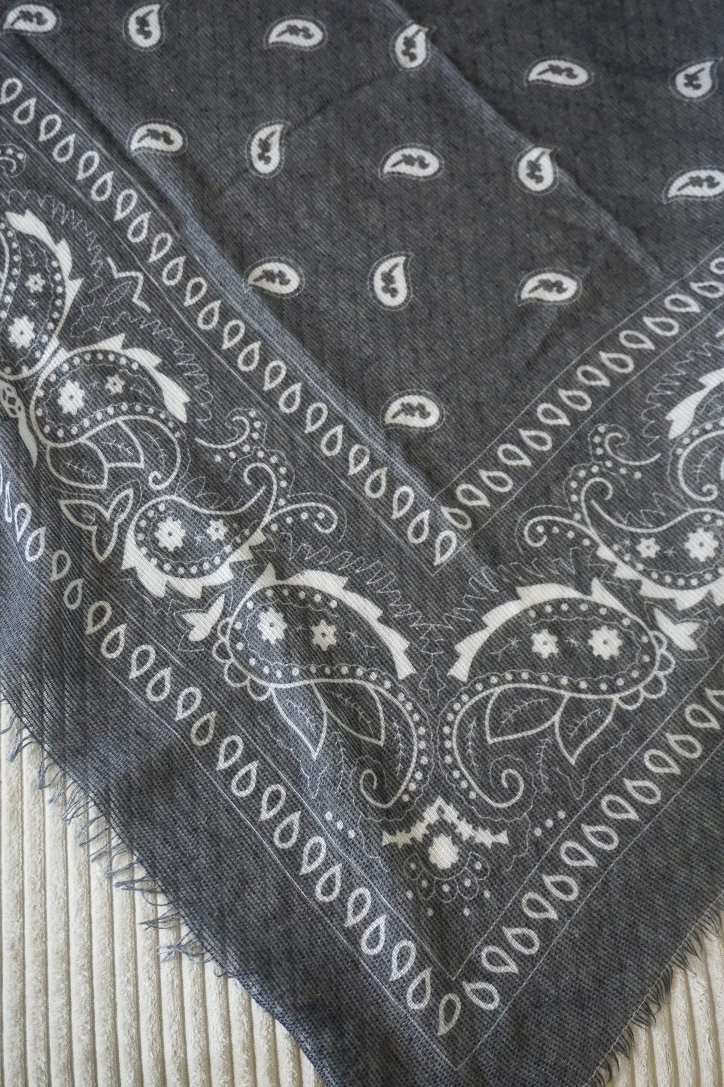 Echarpe foulard bandana grise avec alpaga