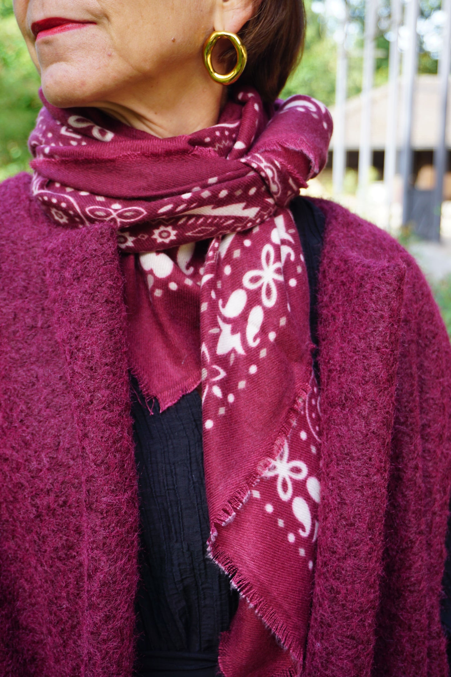 Écharpe douce bordeaux à motifs