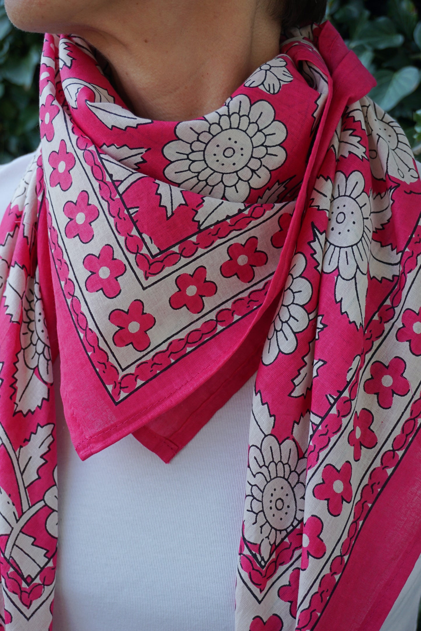 Écharpe fleurie liberty rose fuchsia coton