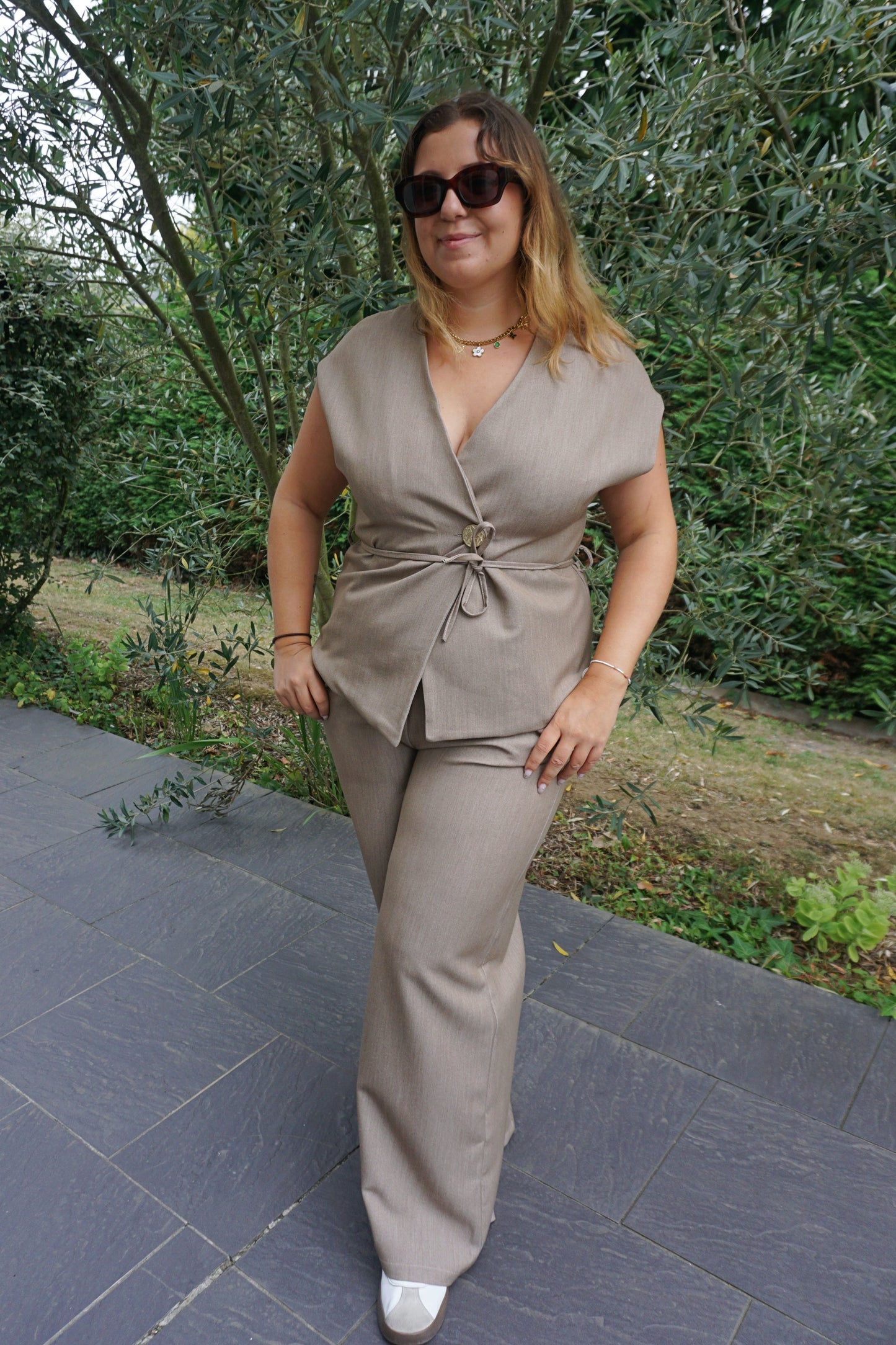 Ensemble costume taupe bouton doré