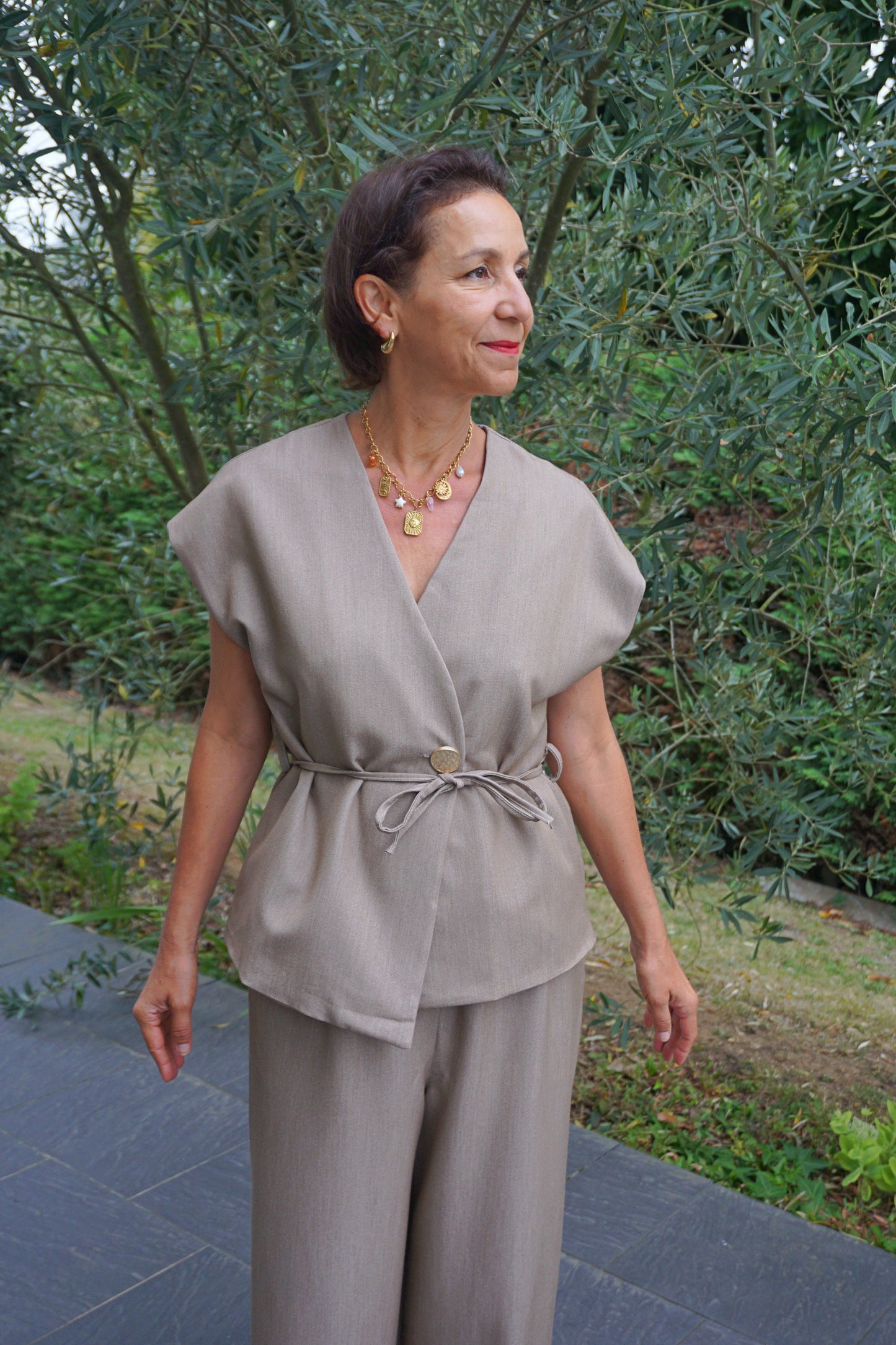 Ensemble costume taupe bouton doré