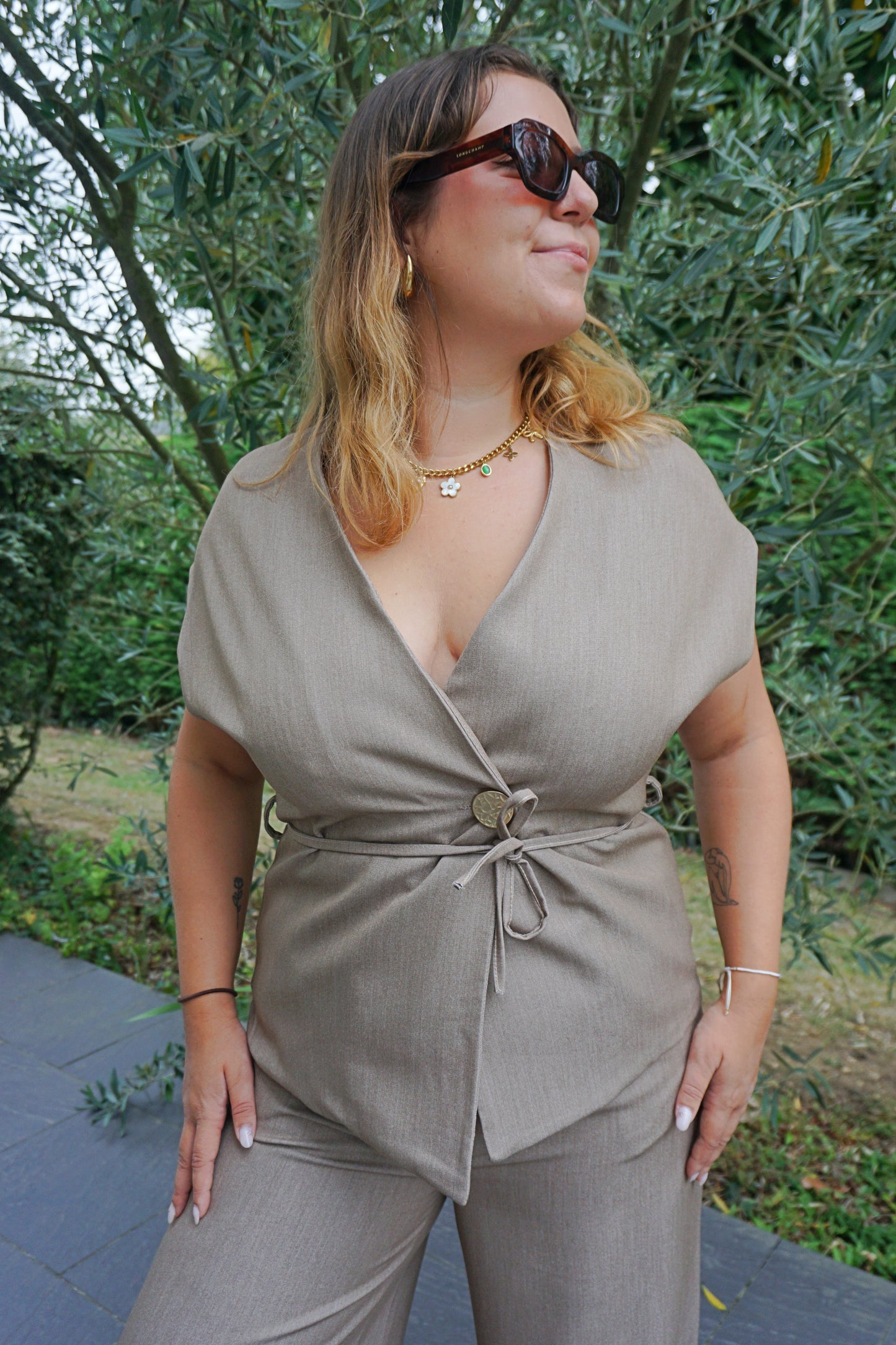Ensemble costume taupe bouton doré