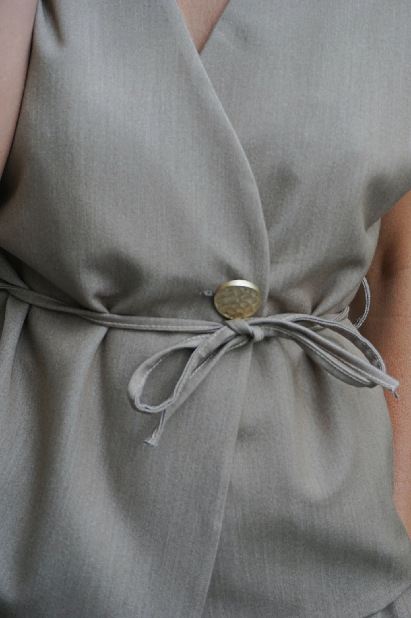 Ensemble costume taupe bouton doré