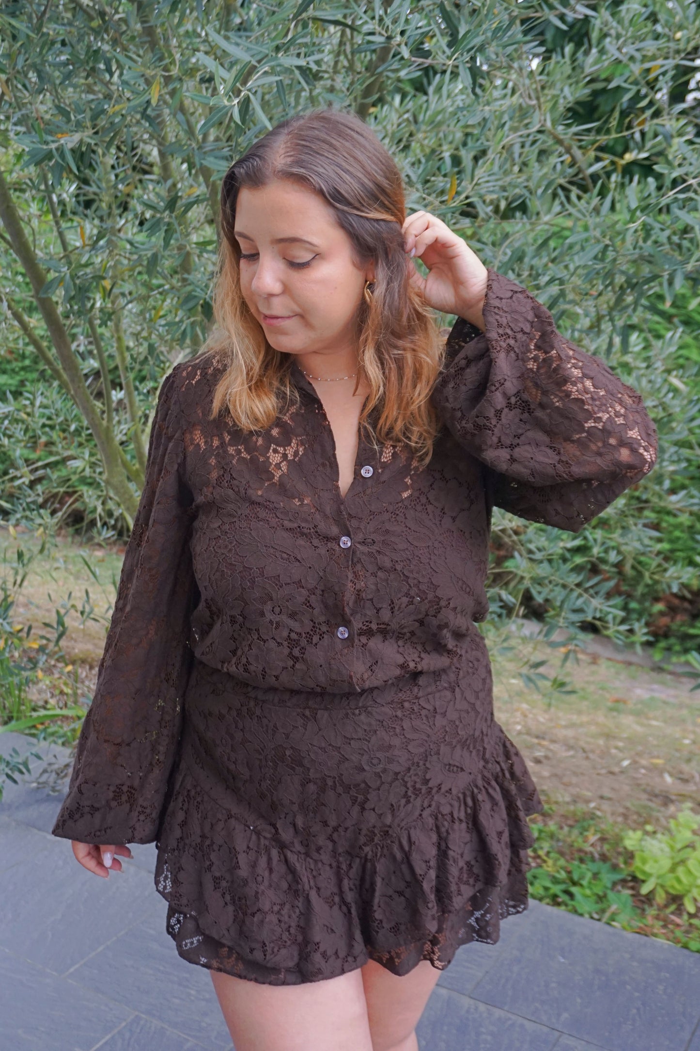 Ensemble dentelle marron jupe-short et chemise
