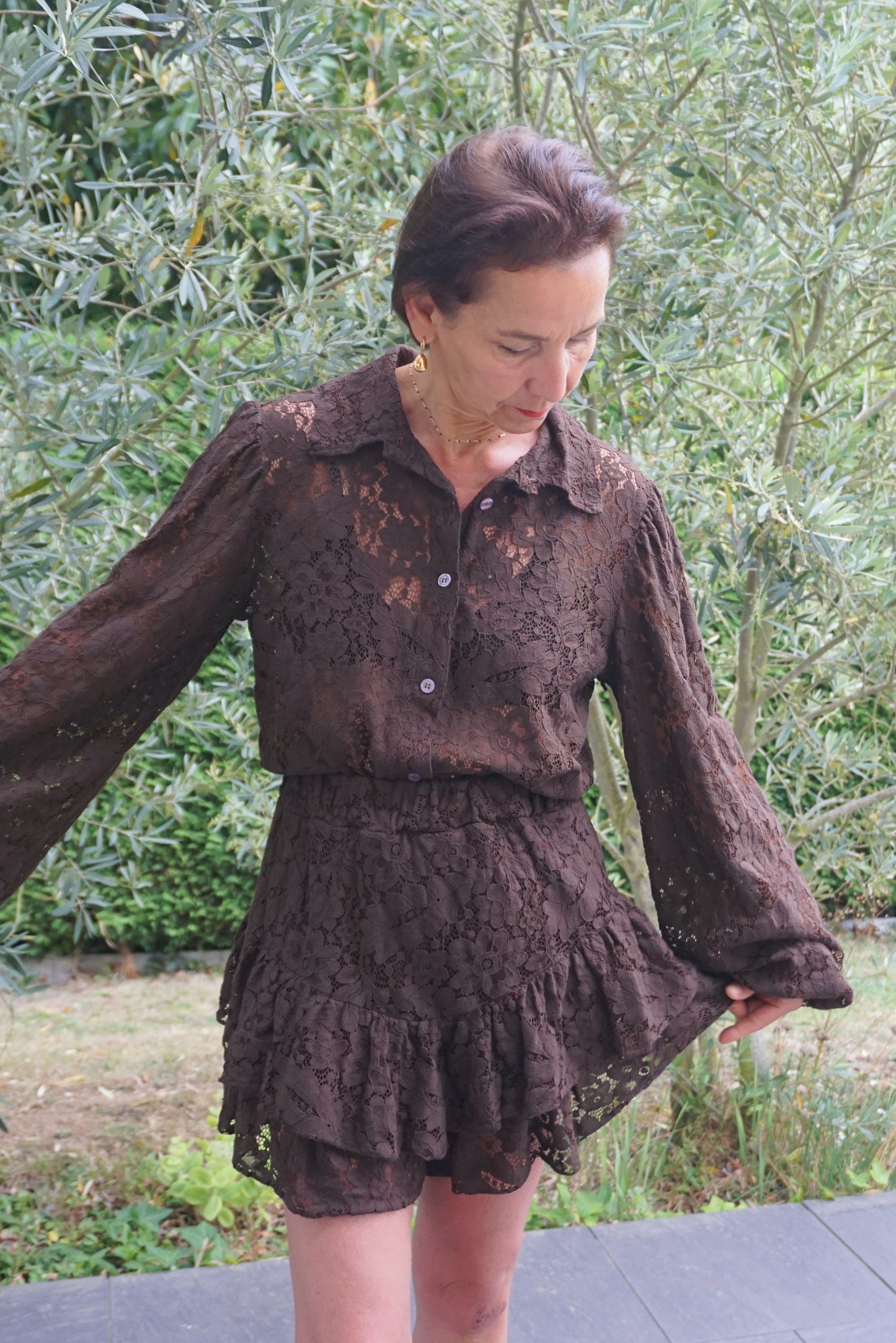 Ensemble dentelle marron jupe-short et chemise