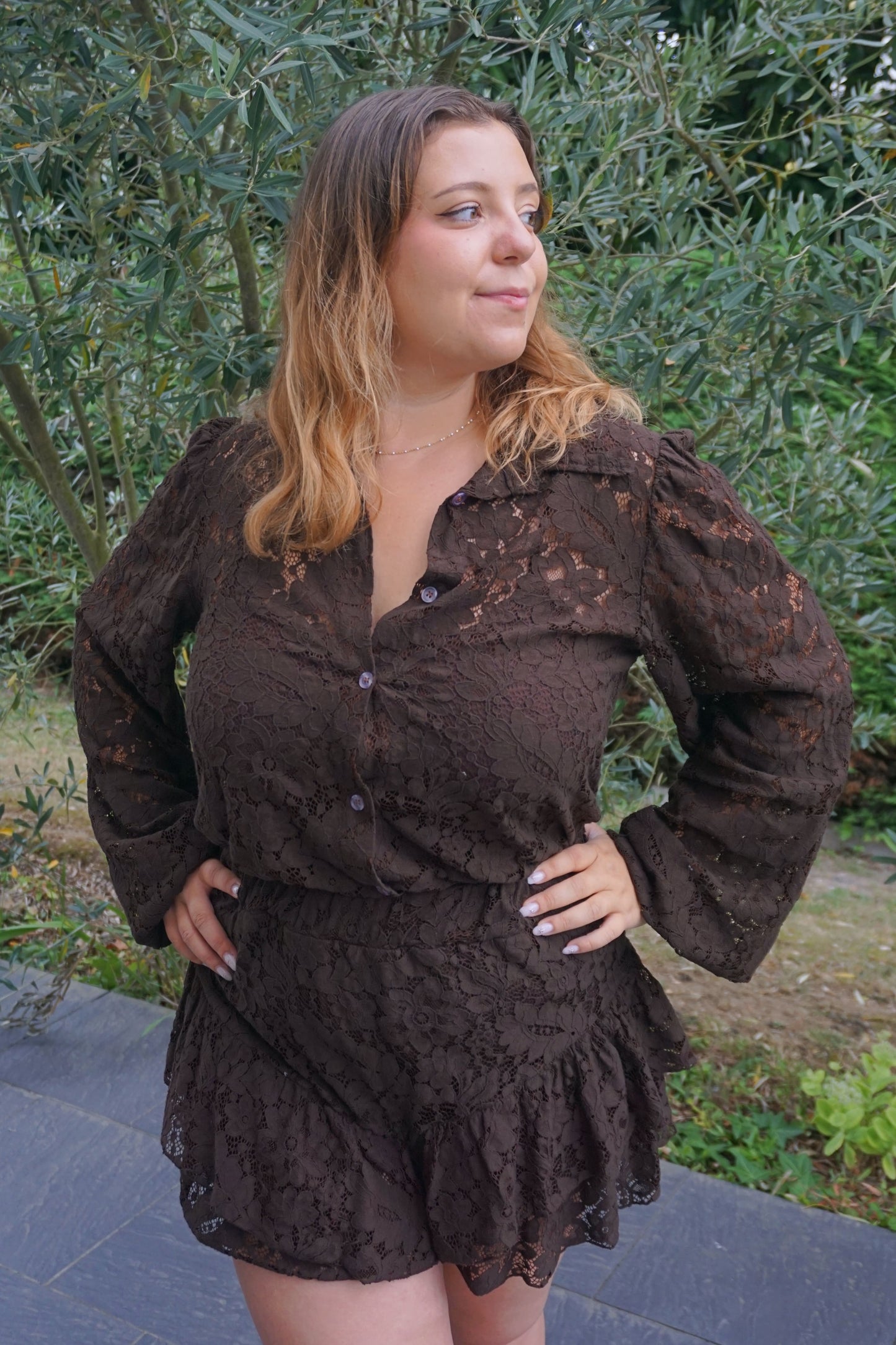 Ensemble dentelle marron jupe-short et chemise