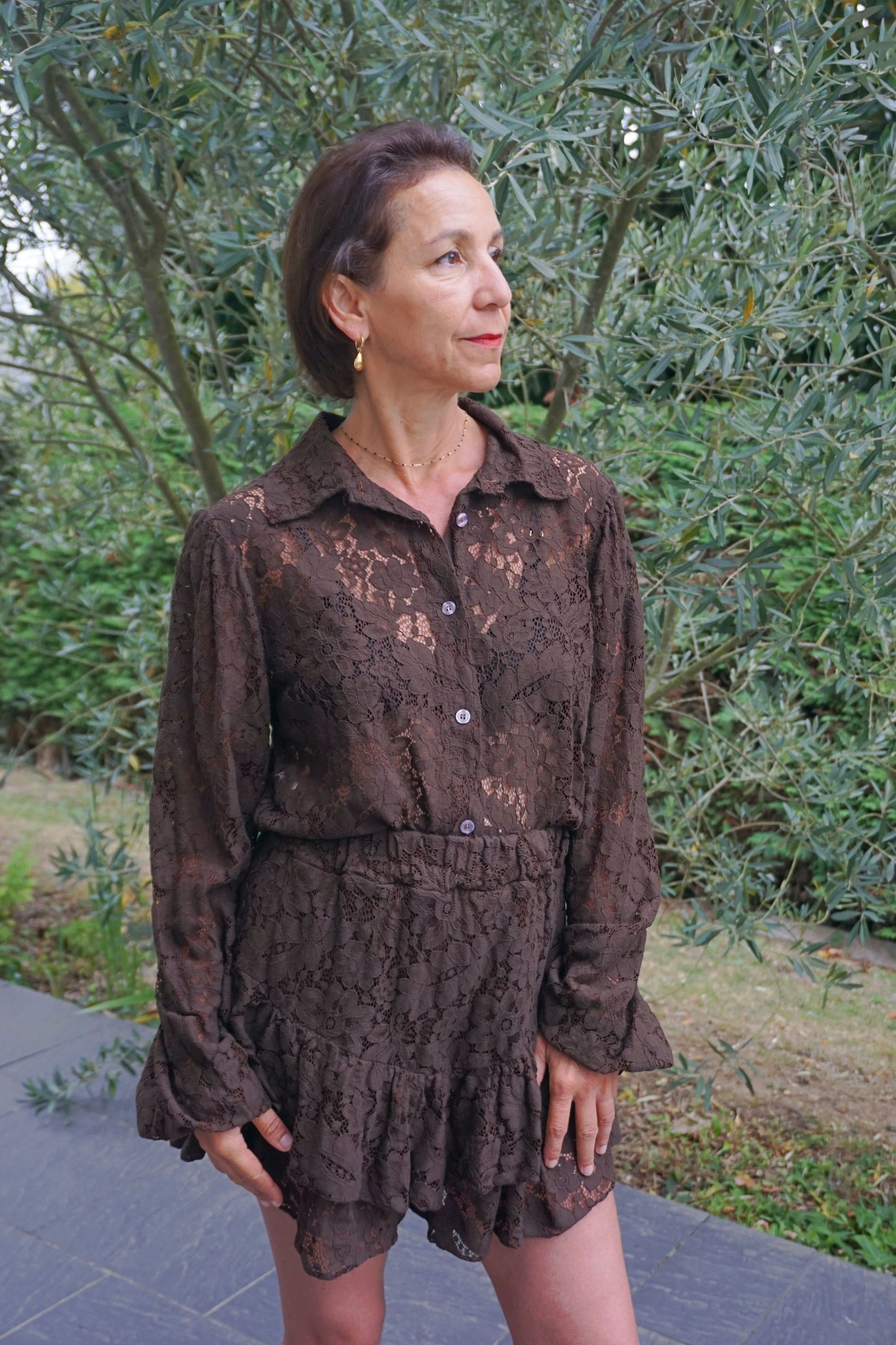 Ensemble dentelle marron jupe-short et chemise