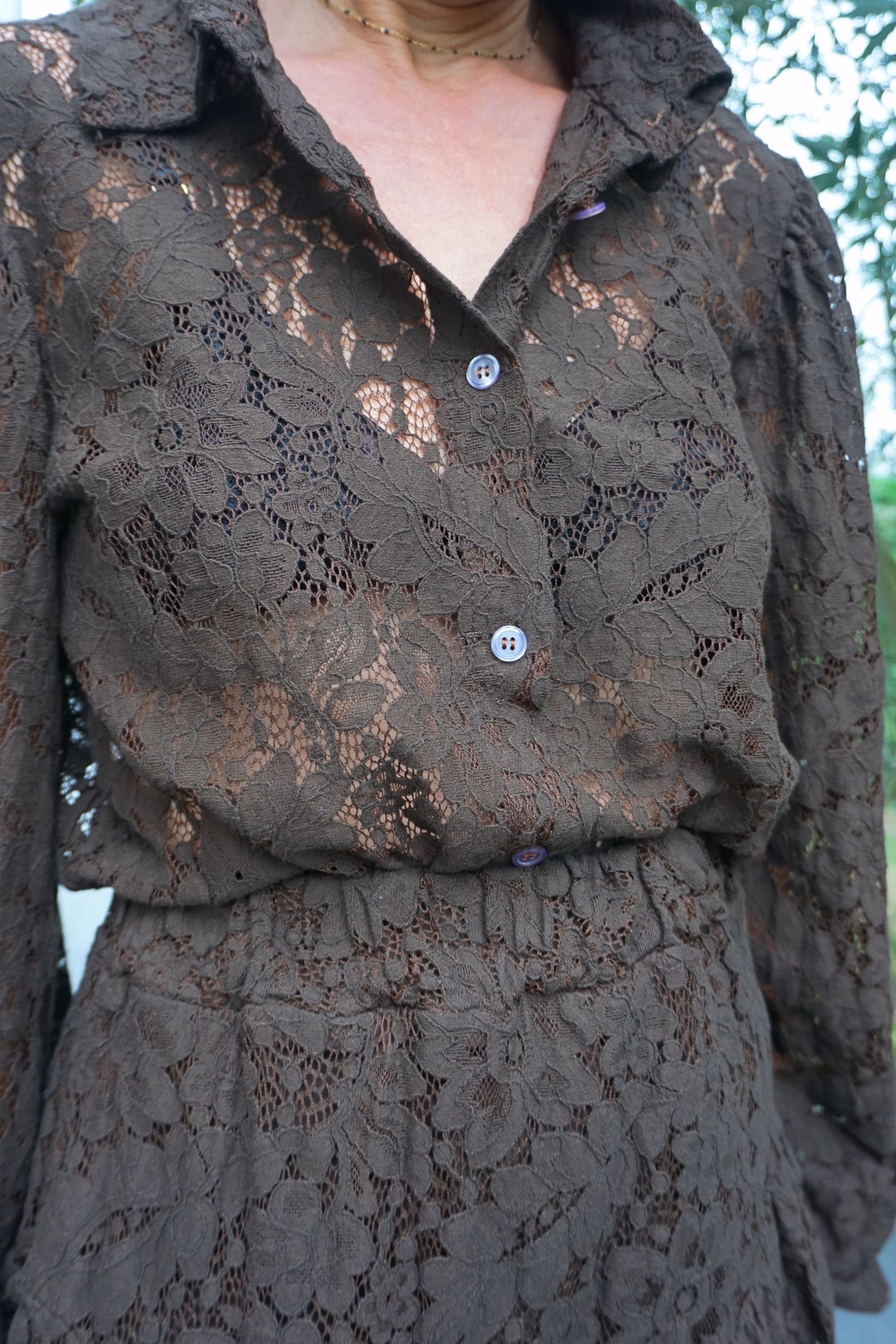Ensemble dentelle marron jupe-short et chemise