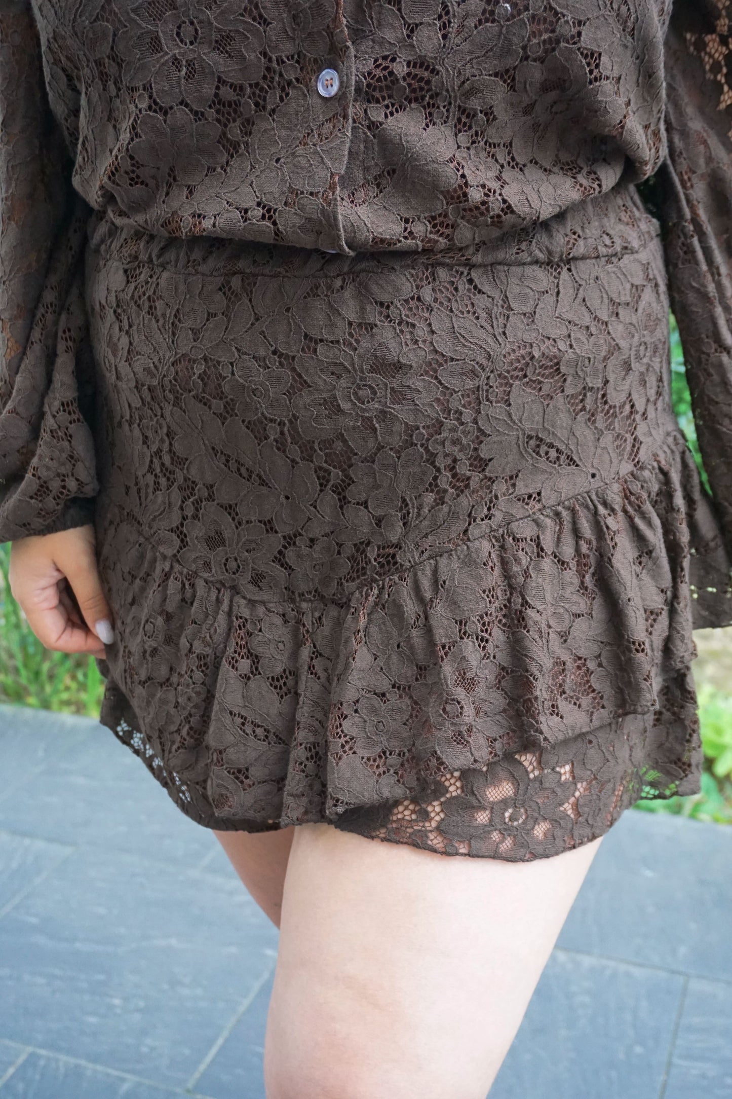 Ensemble dentelle marron jupe-short et chemise