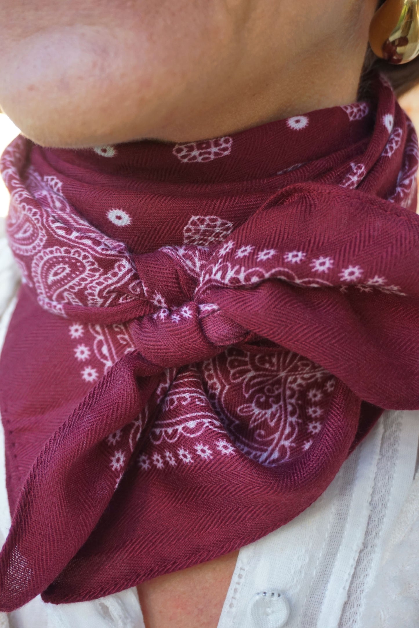 Foulard framboise motifs bandana