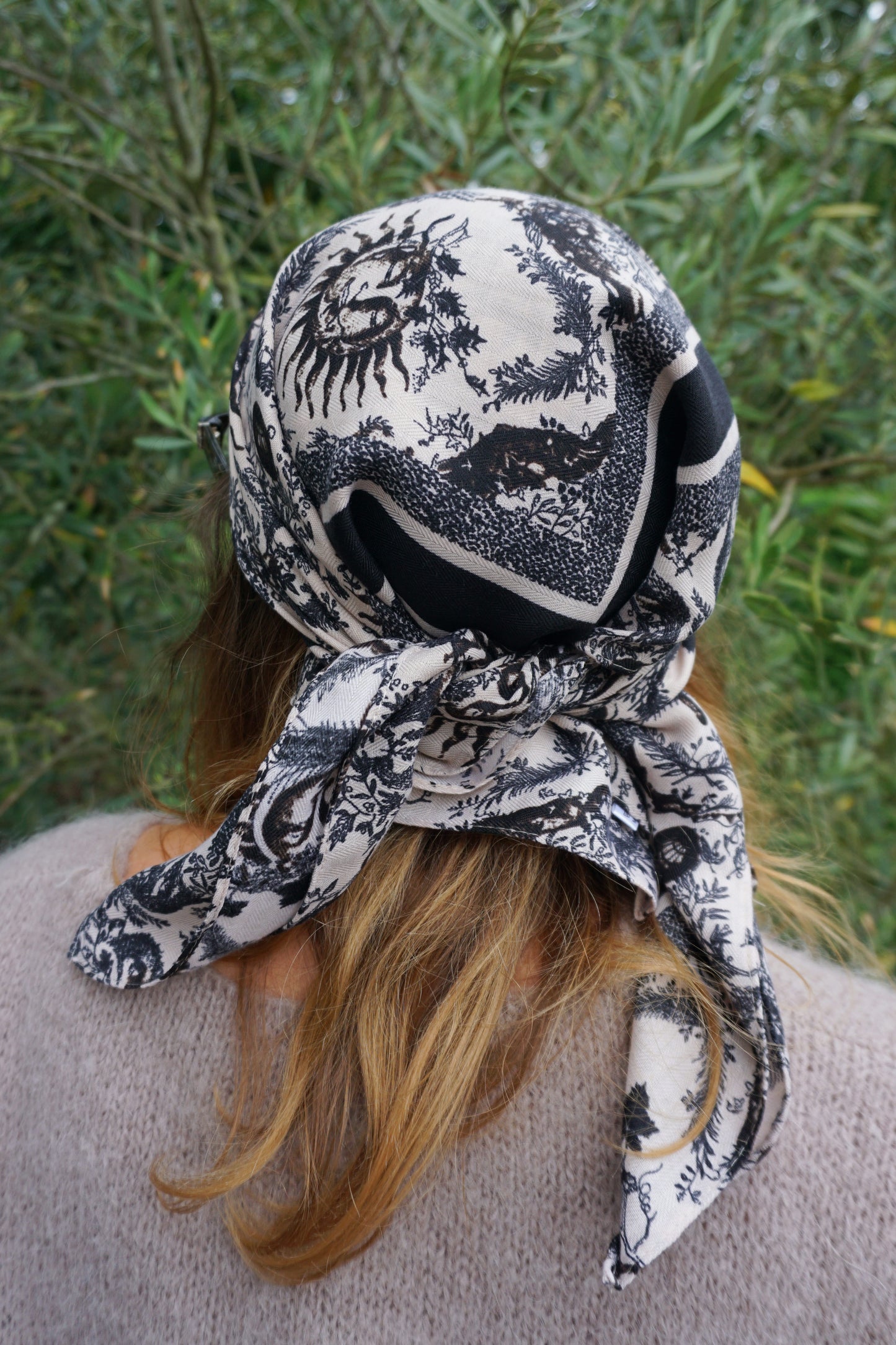 Foulard motif soleils crème et noir