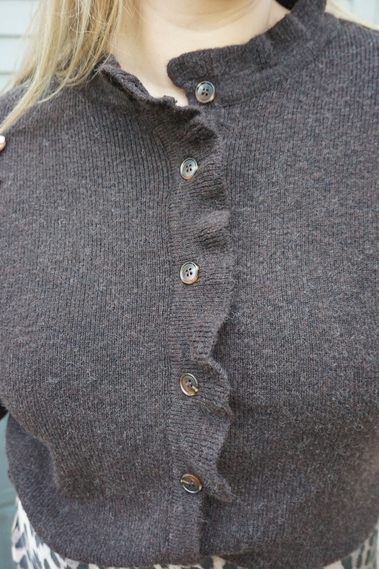 Gilet marron foncé volanté maille