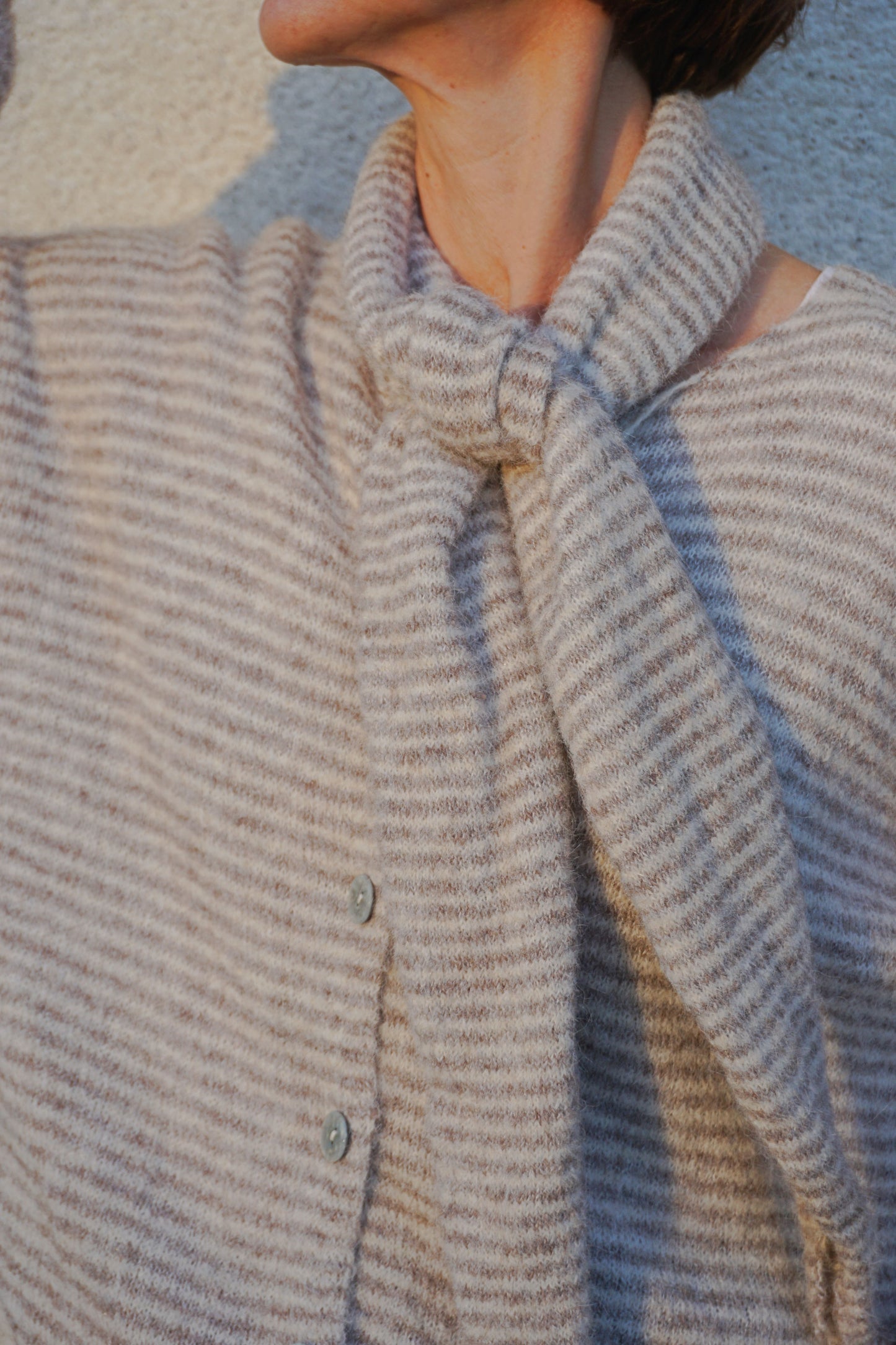Gilet rayé et écharpe taupe et crème
