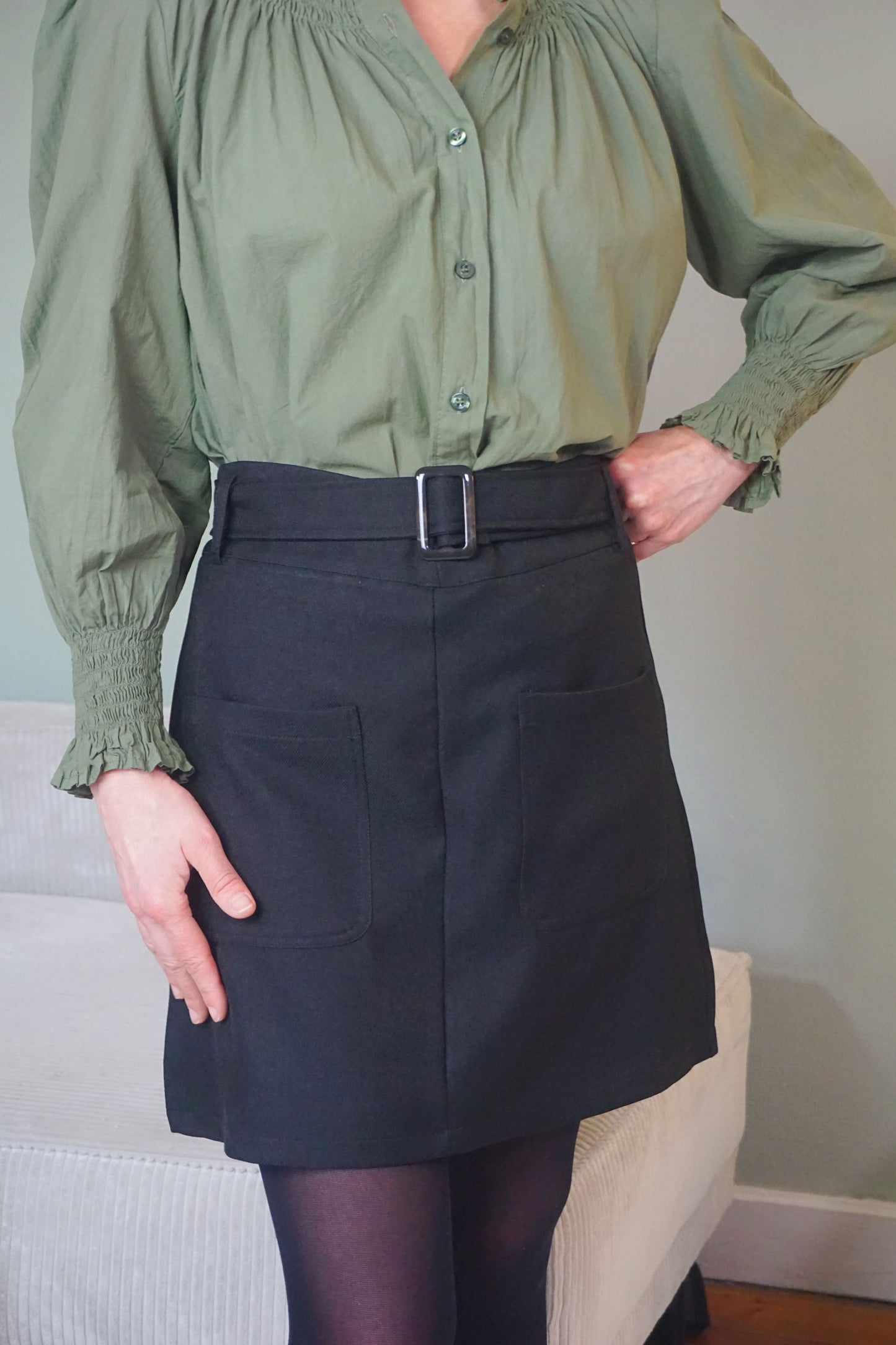 Jupe noire ceinturée avec poches