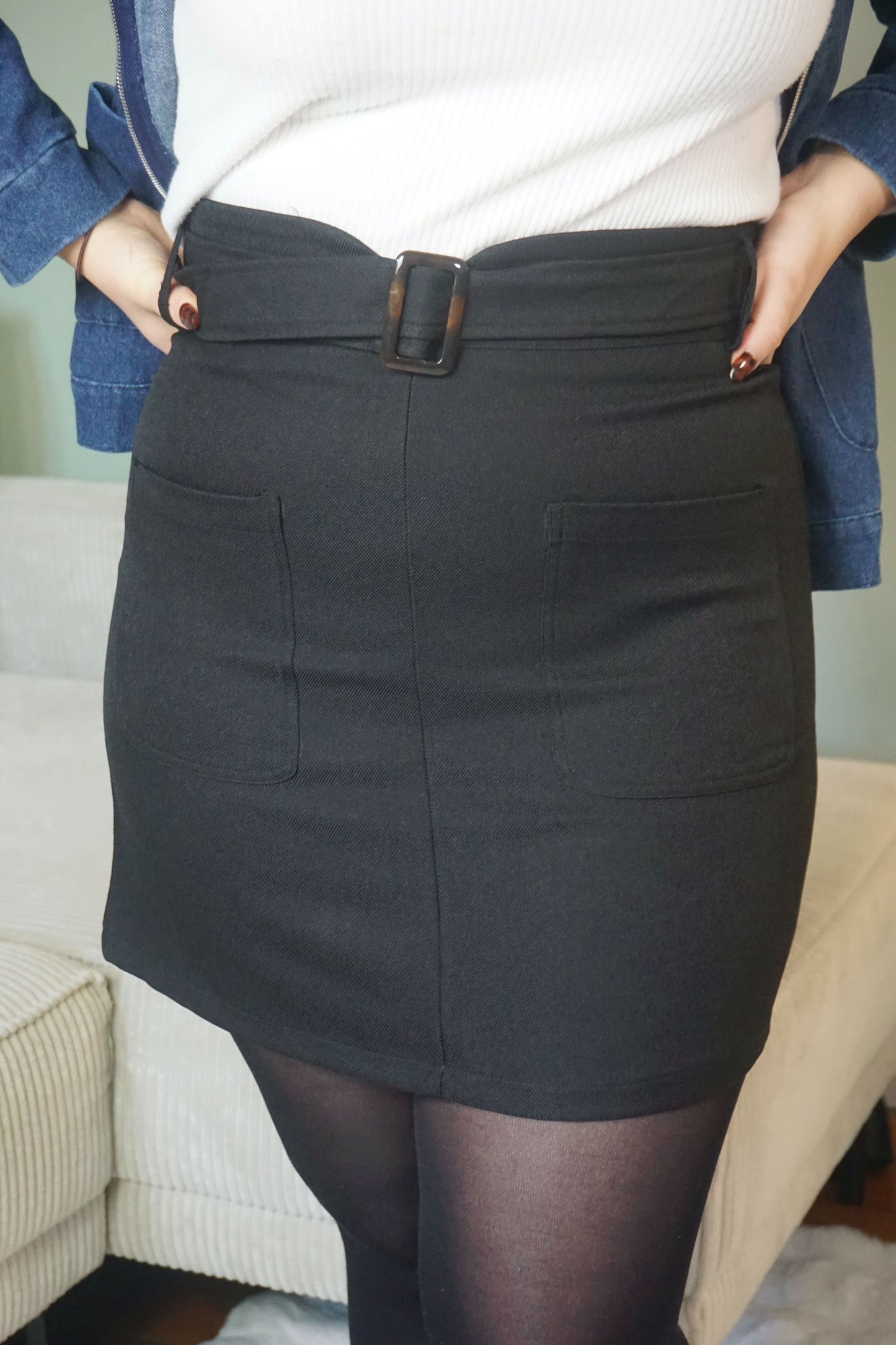 Jupe noire ceinturée avec poches