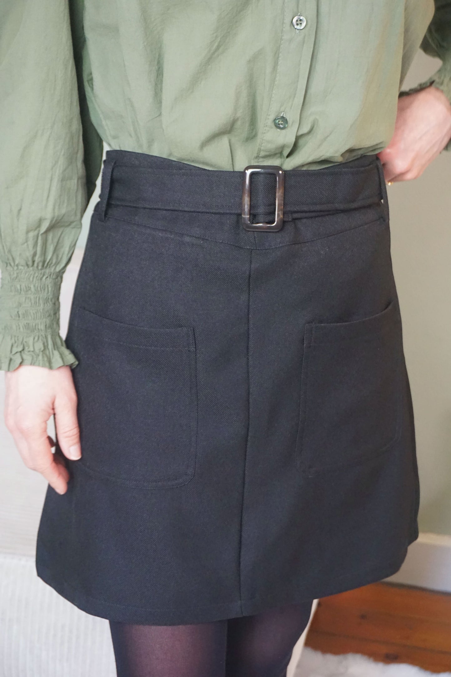 Jupe noire ceinturée avec poches