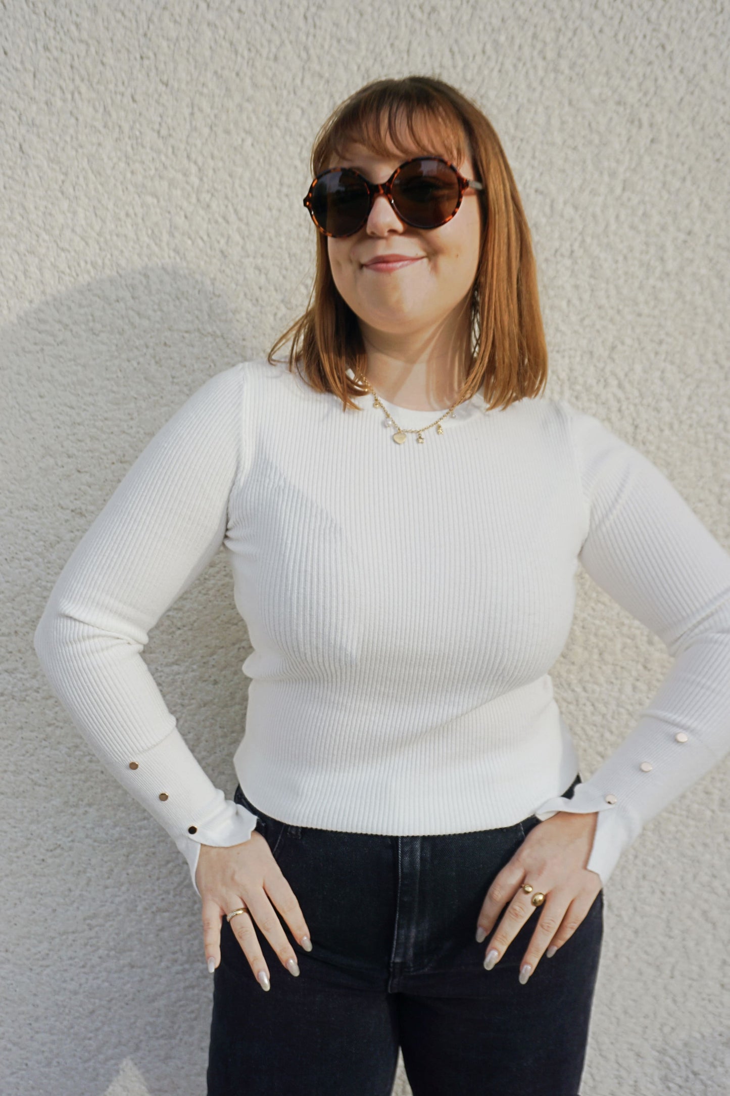 Pull blanc fin côtelé boutons dorés