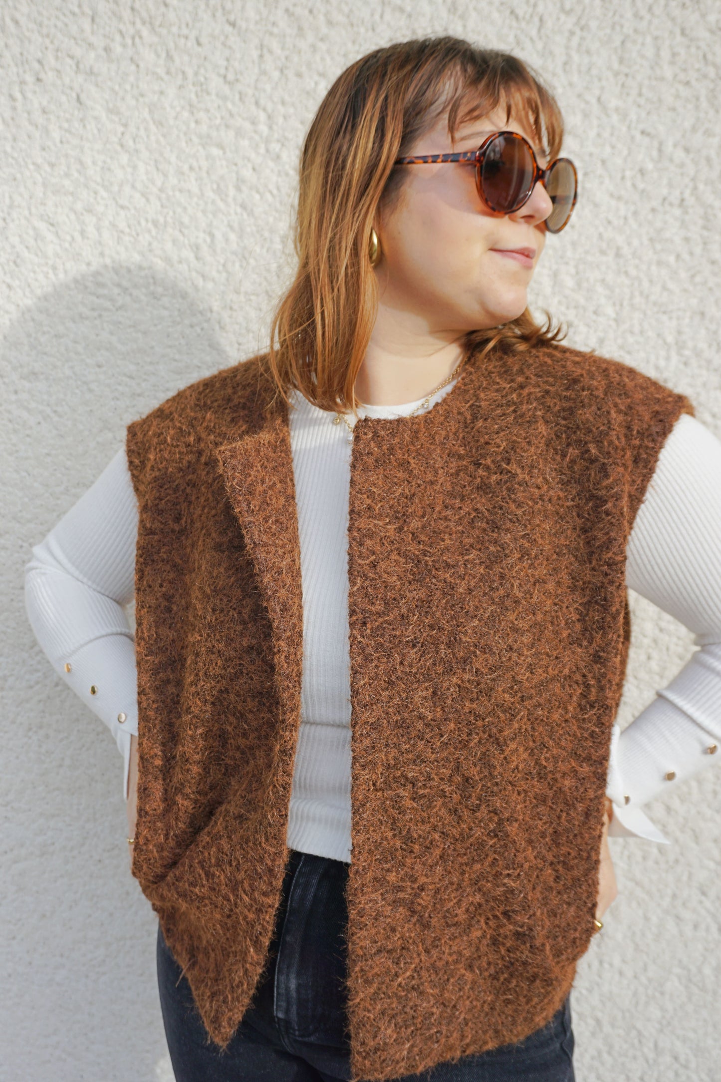 Pull blanc fin côtelé boutons dorés
