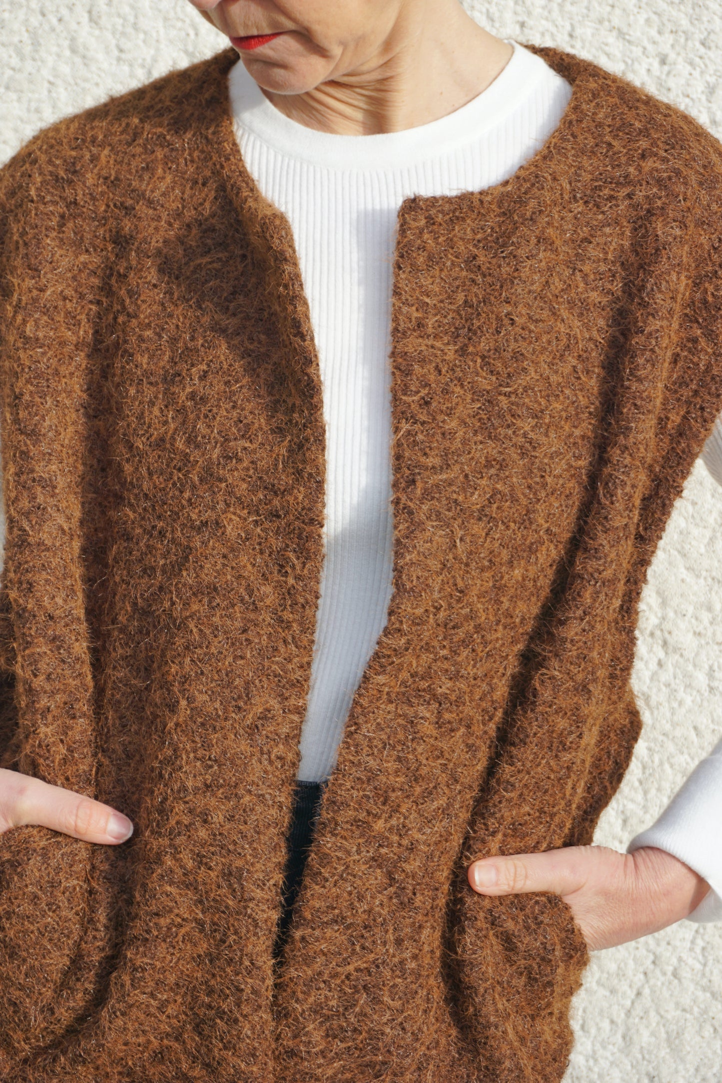 Pull blanc fin côtelé boutons dorés