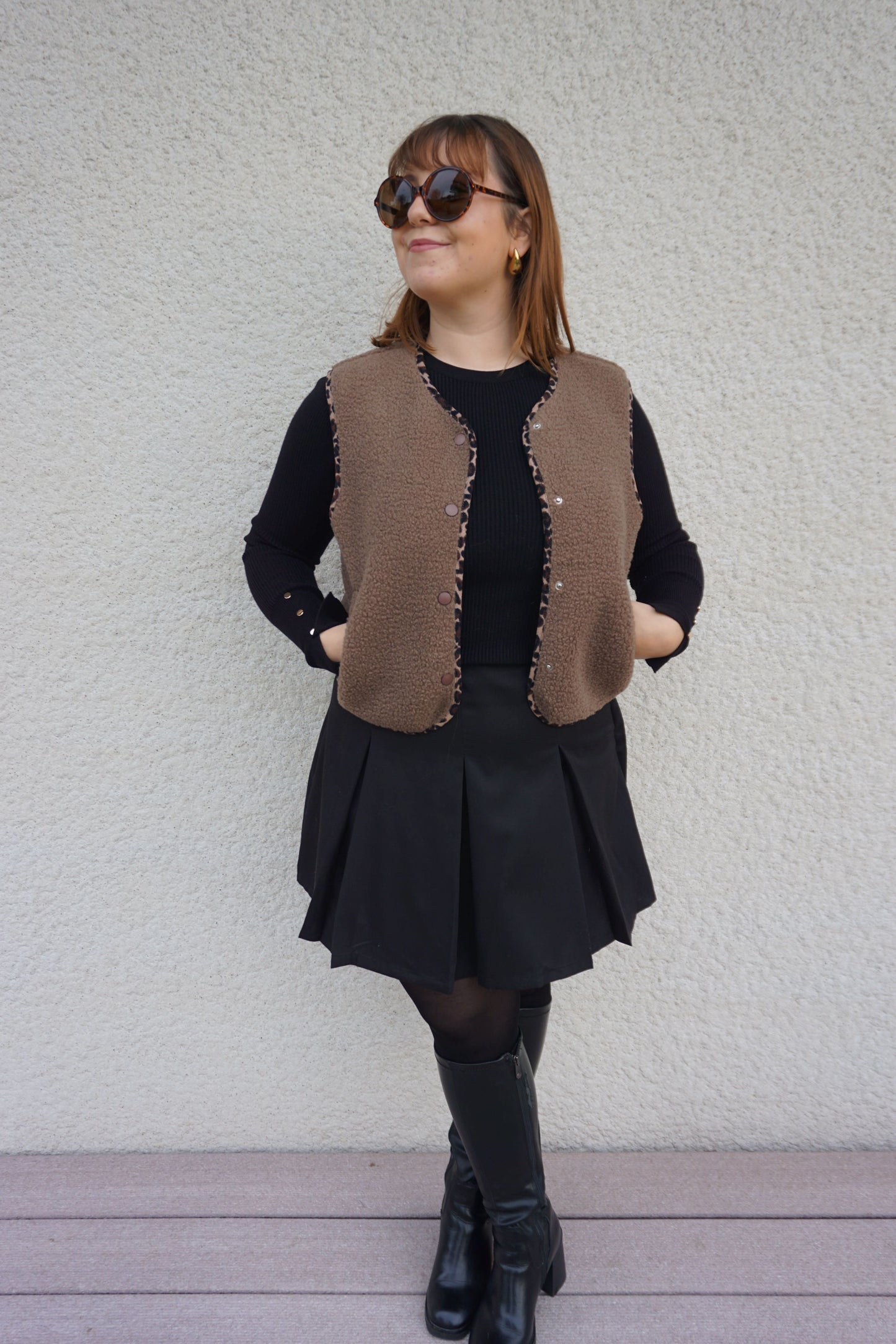 Pull noir fin côtelé boutons dorés