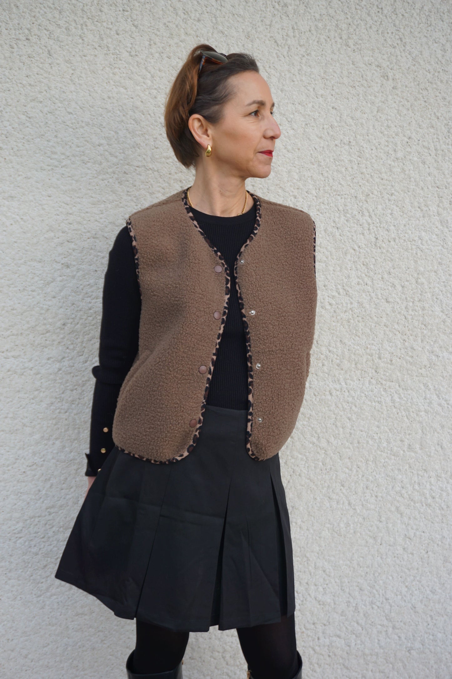 Pull noir fin côtelé boutons dorés