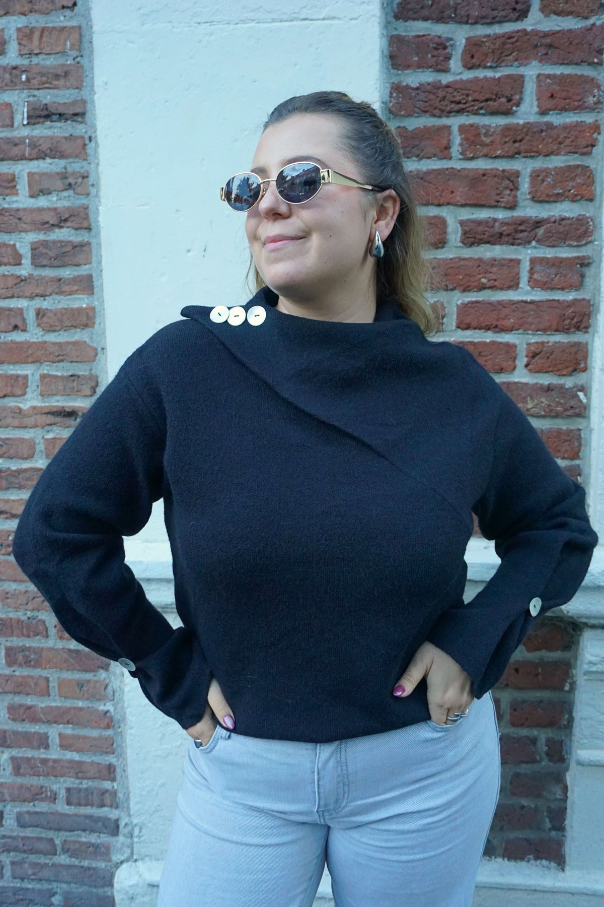 Pull noir drapé et boutons