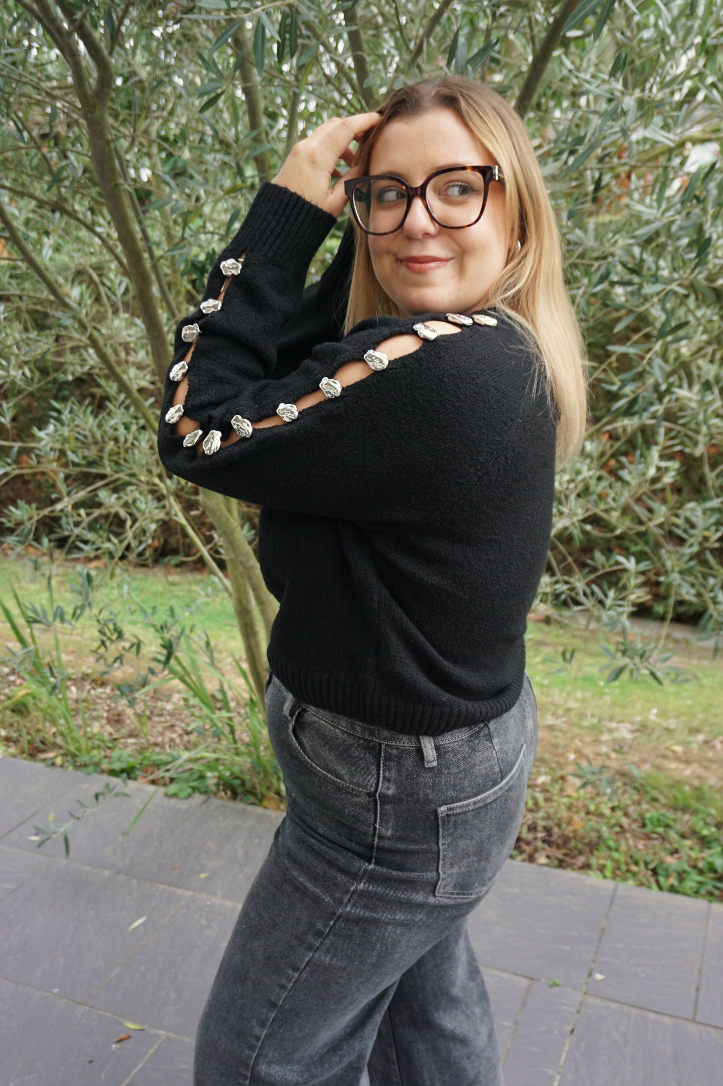 Pull noir ouverture bijoux argentés