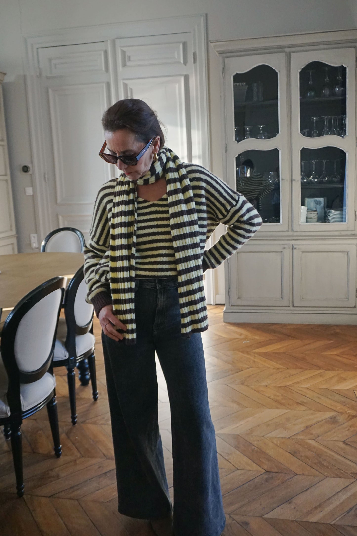 Pull rayé et écharpe jaune et marron