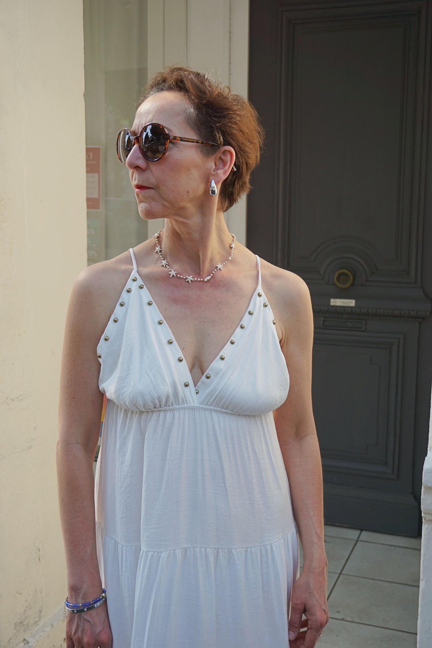 Robe longue blanche à clous