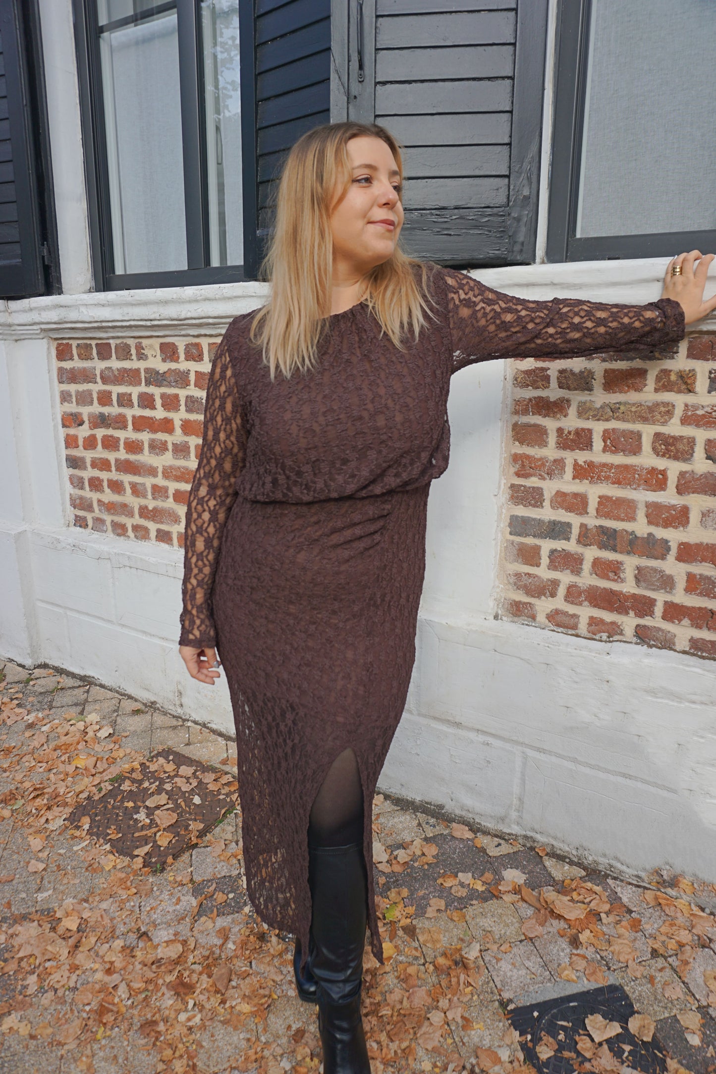 Robe longue marron en dentelle