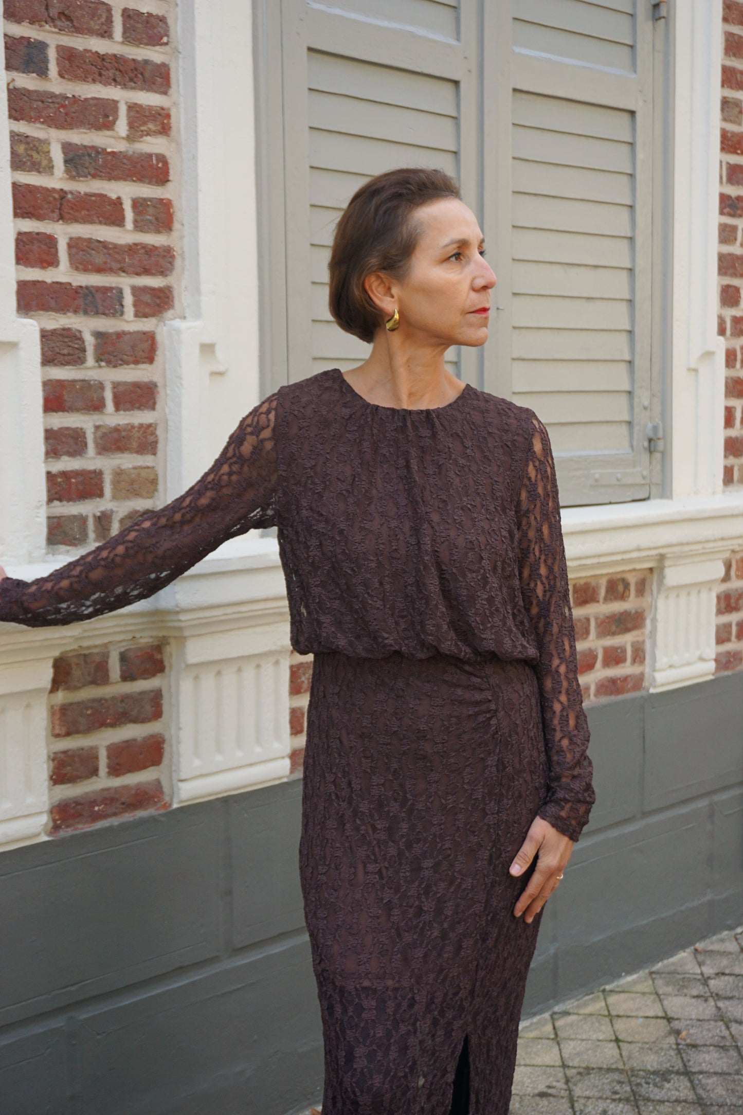 Robe longue marron en dentelle