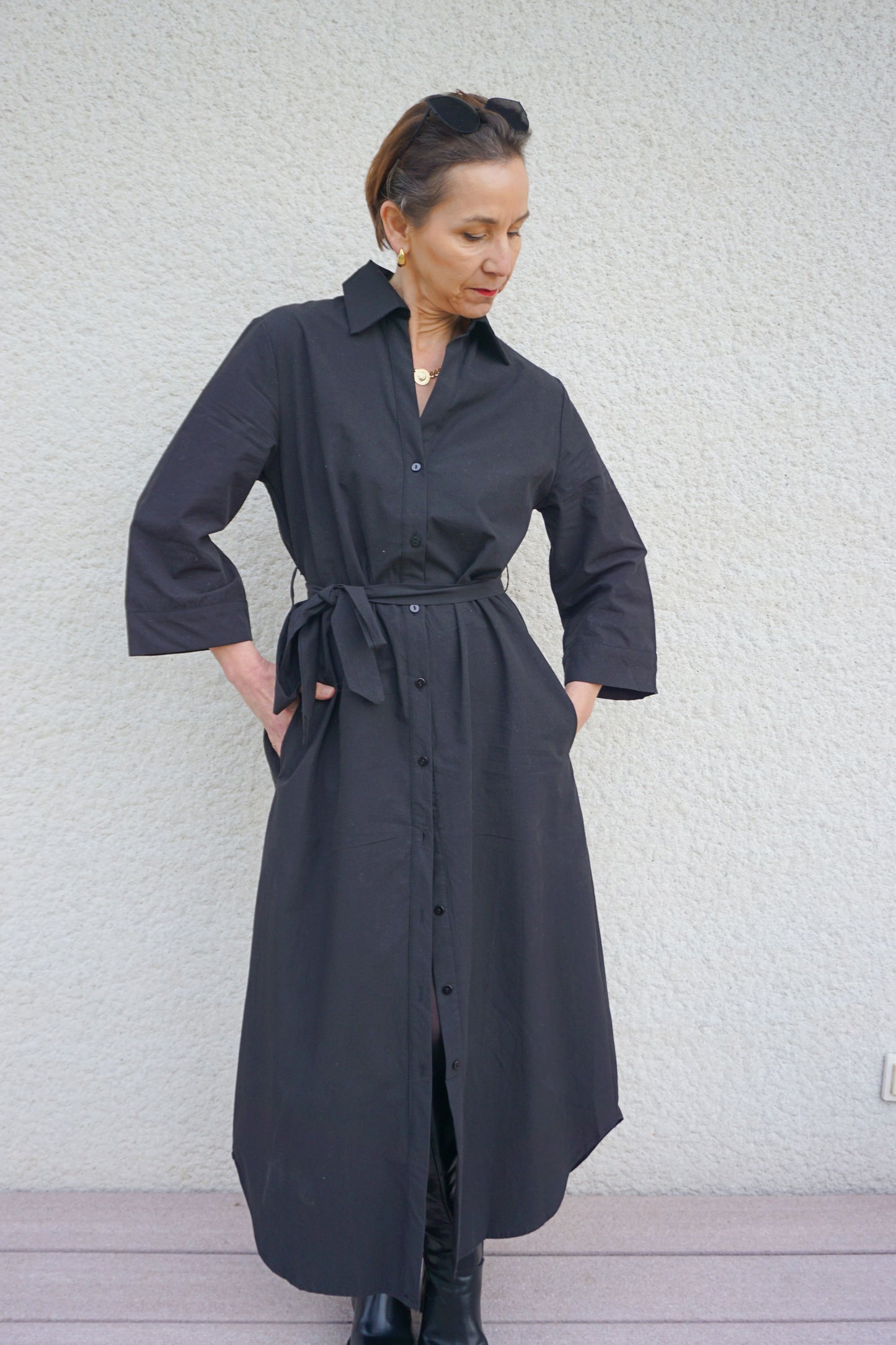 Robe longue noire ceinturée