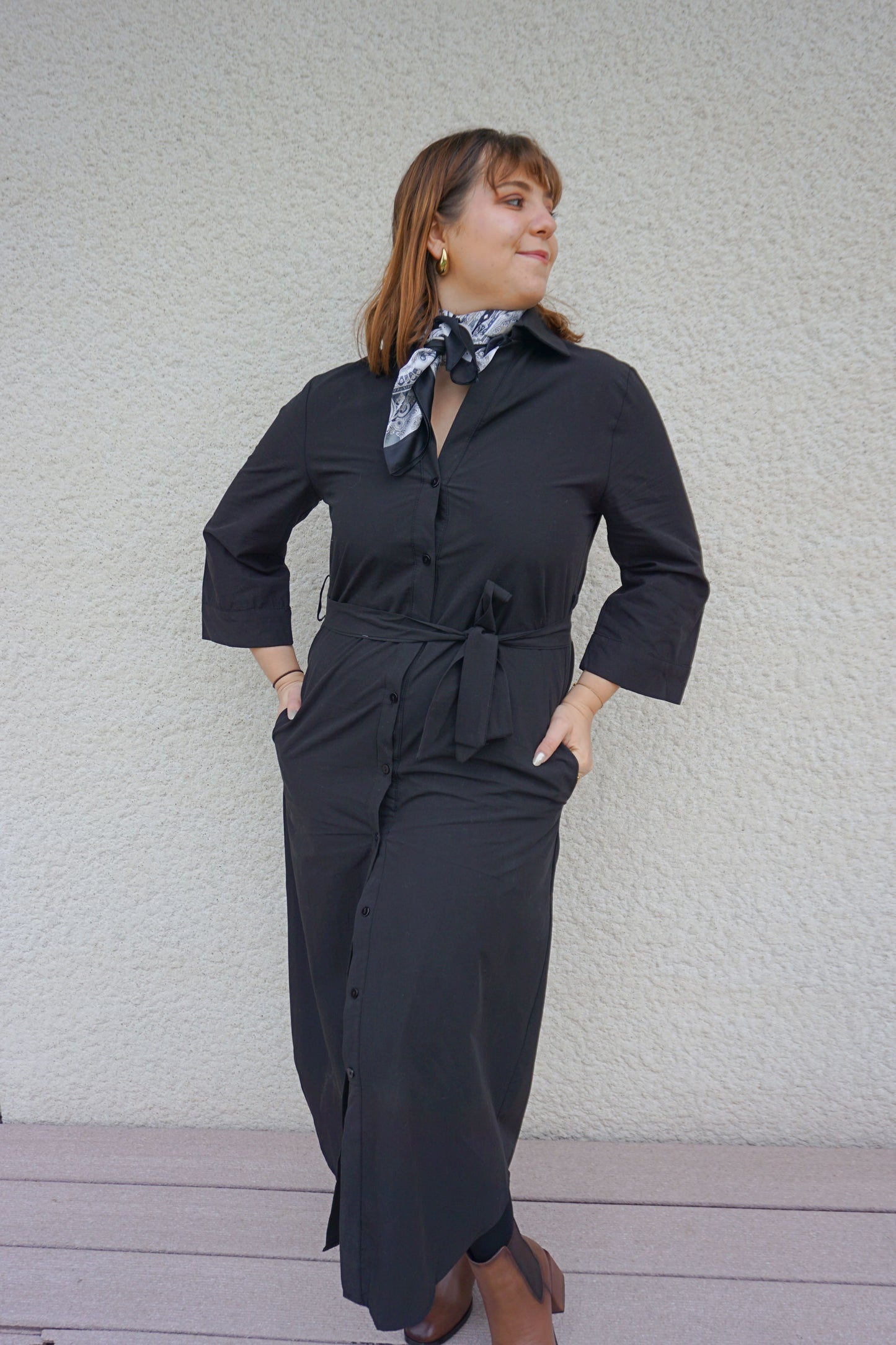 Robe longue noire ceinturée