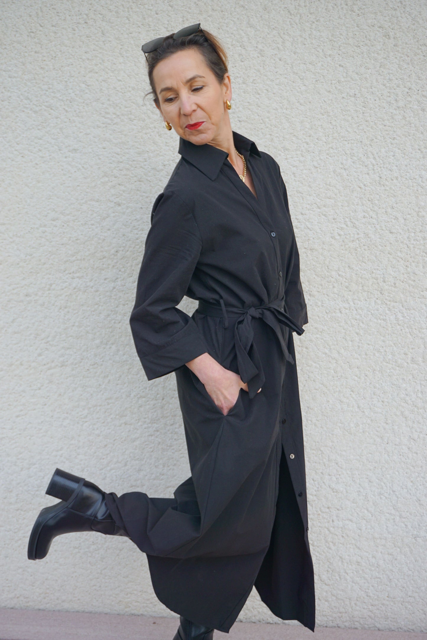 Robe longue noire ceinturée