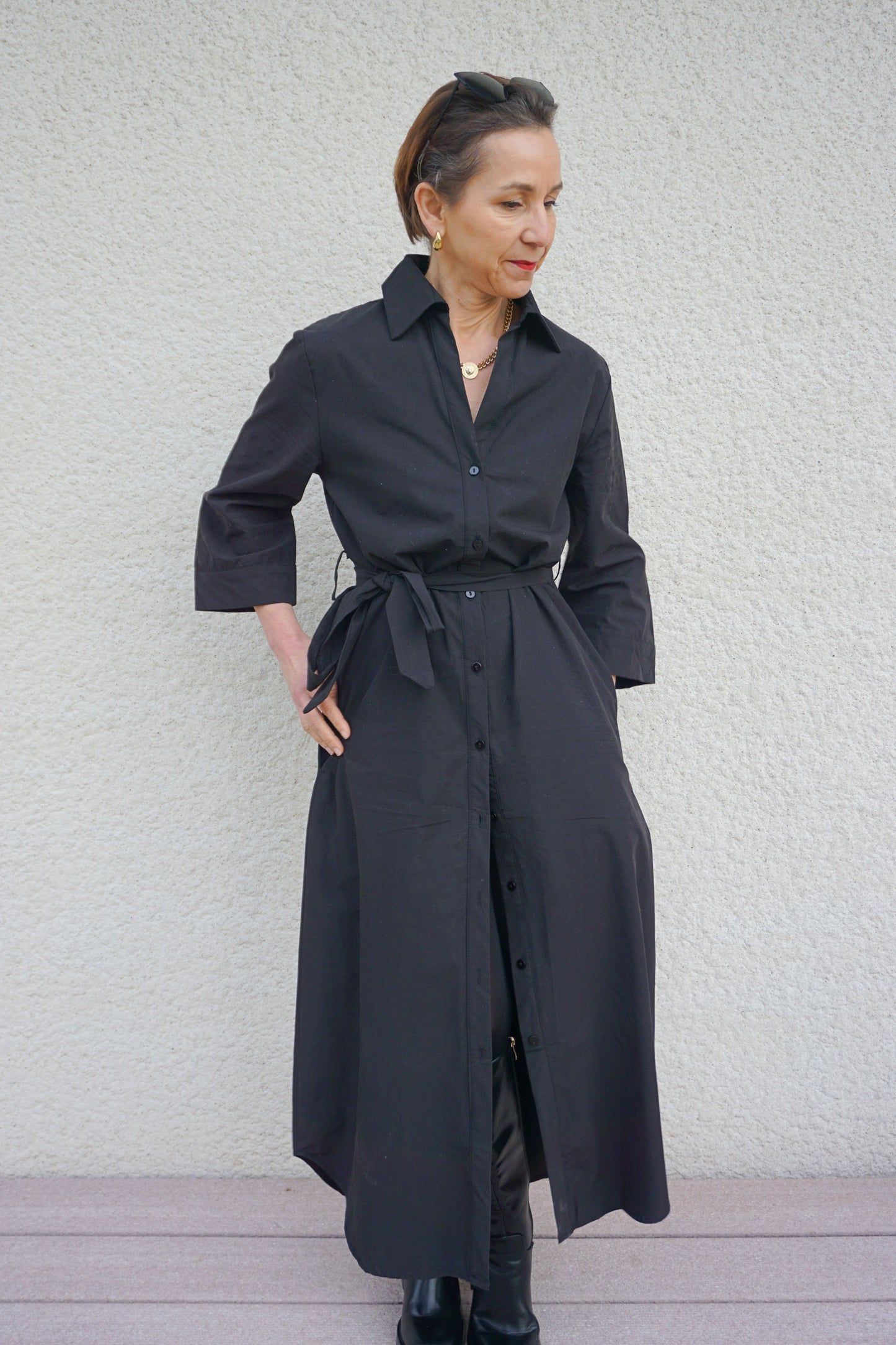 Robe longue noire ceinturée