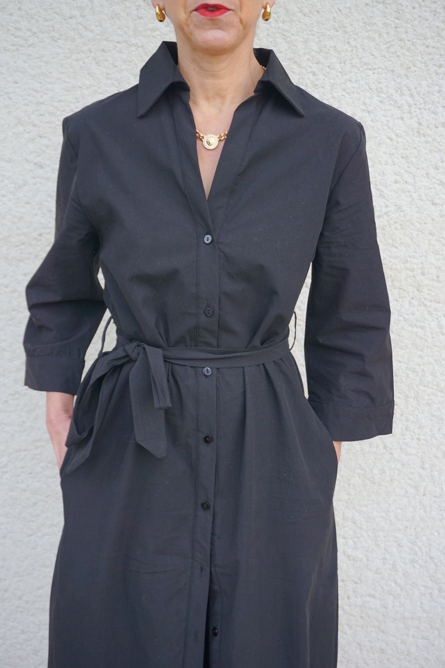 Robe longue noire ceinturée