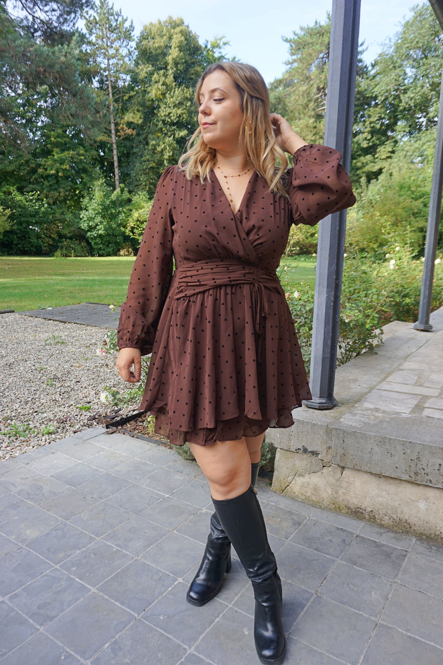 Robe marron à pois noirs