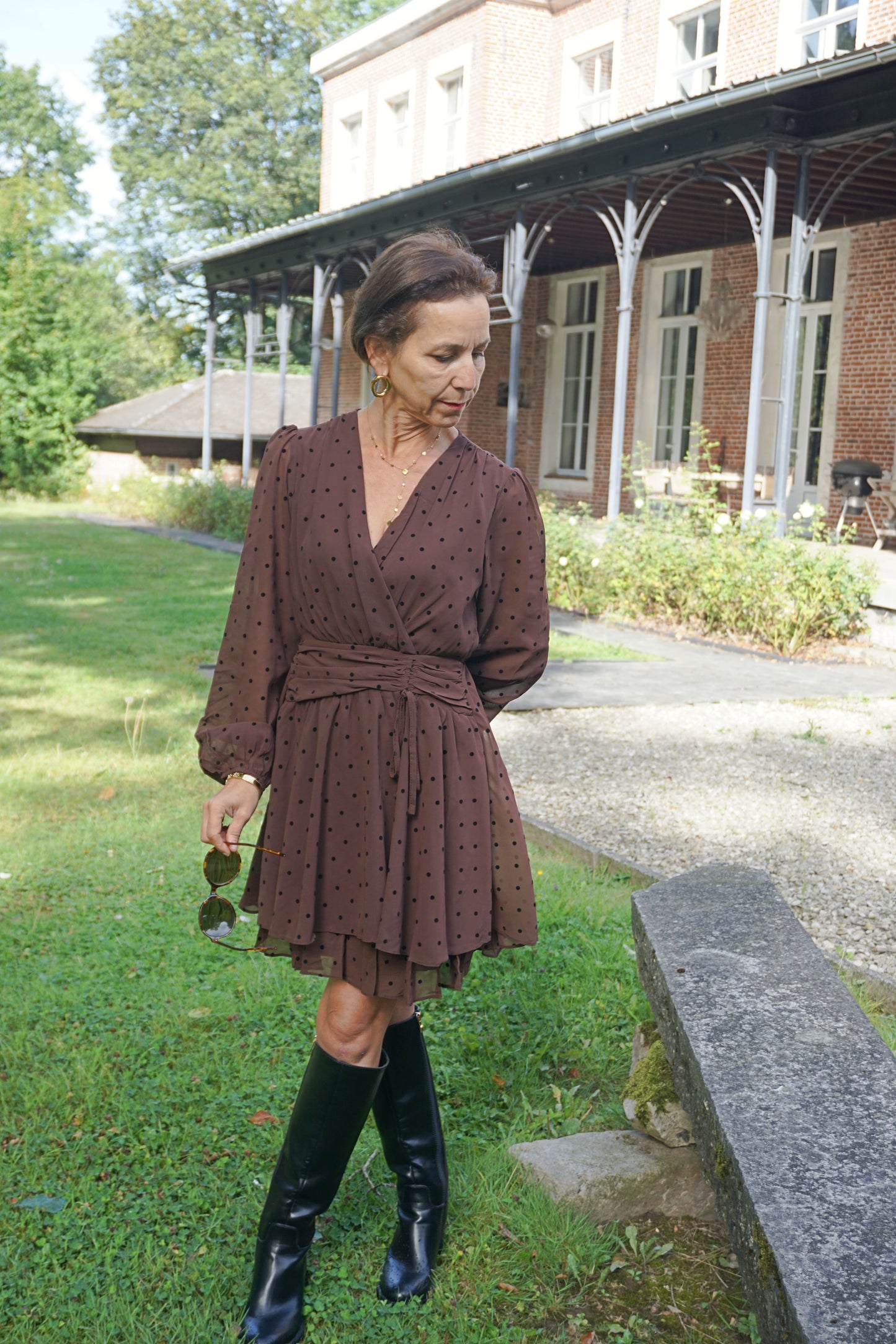 Robe marron à pois noirs