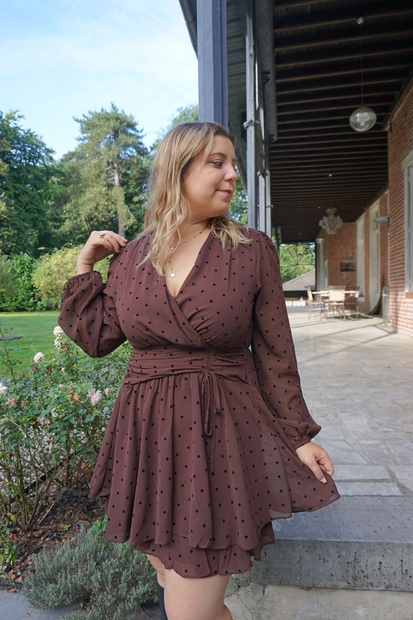 Robe marron à pois noirs