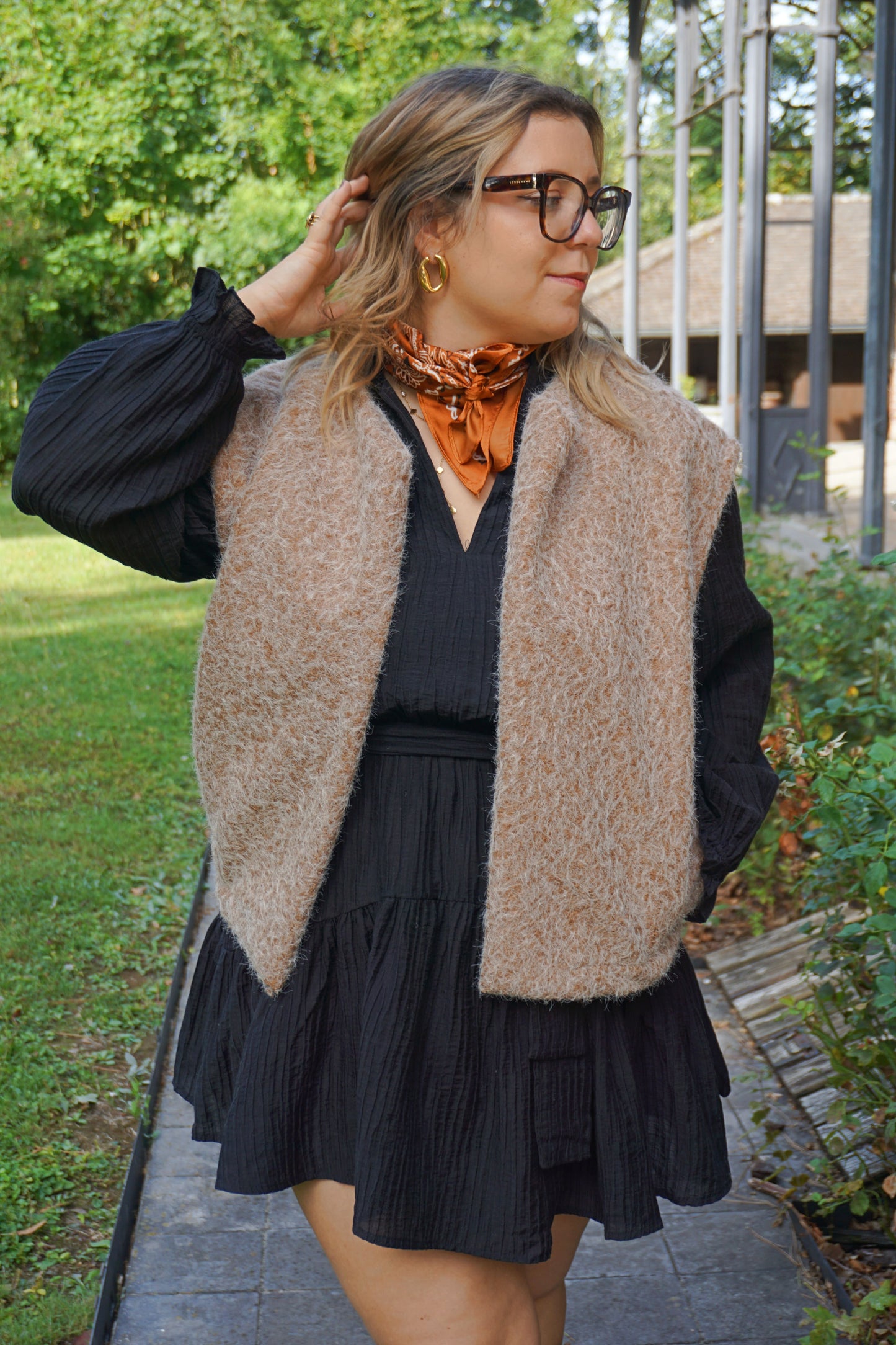 Robe noire volants et ceinture