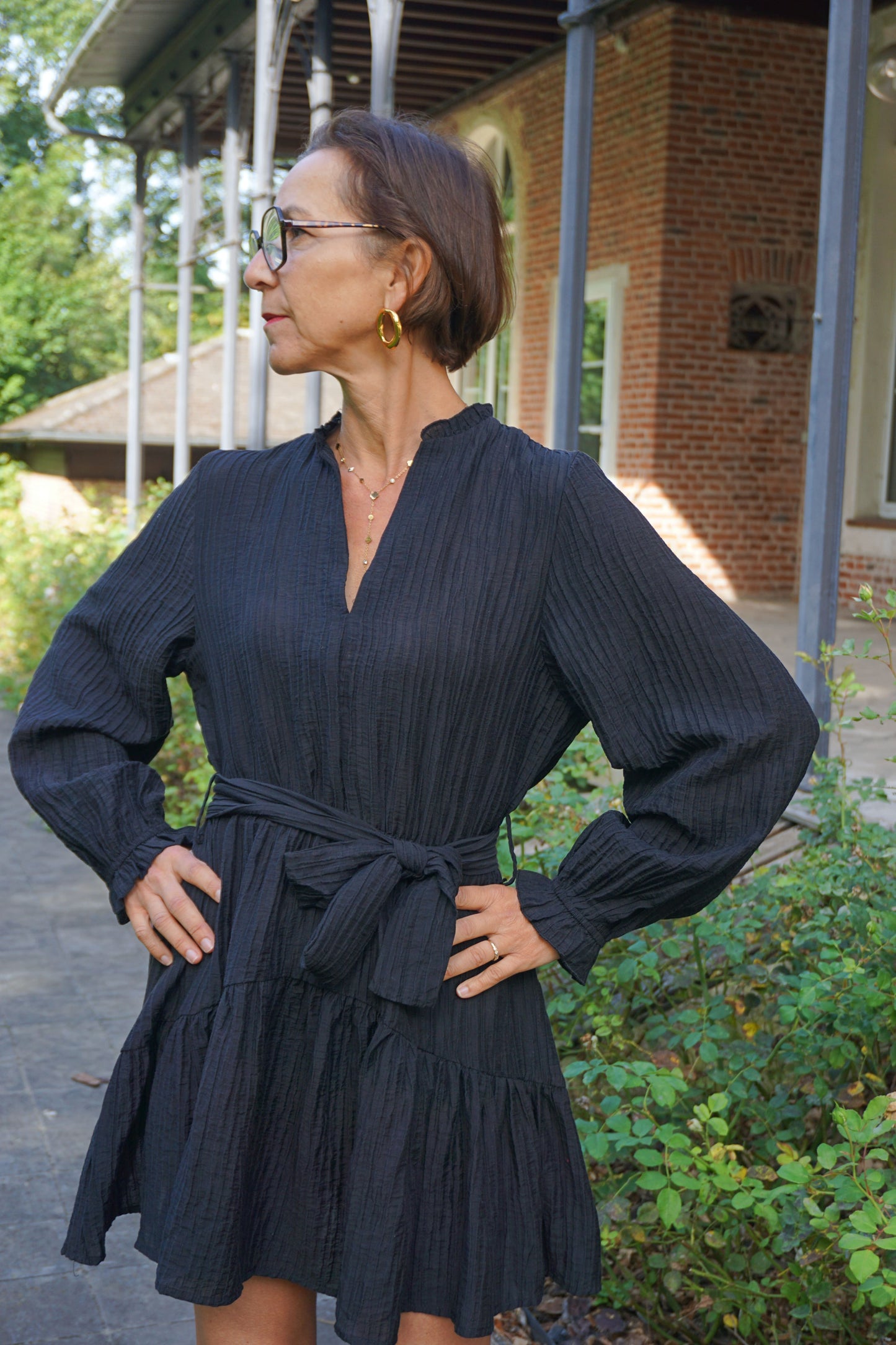 Robe noire volants et ceinture