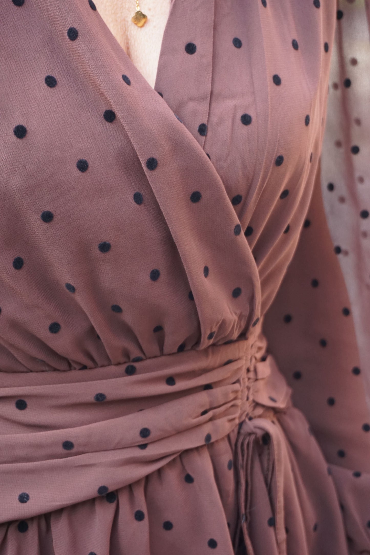 Robe marron à pois noirs