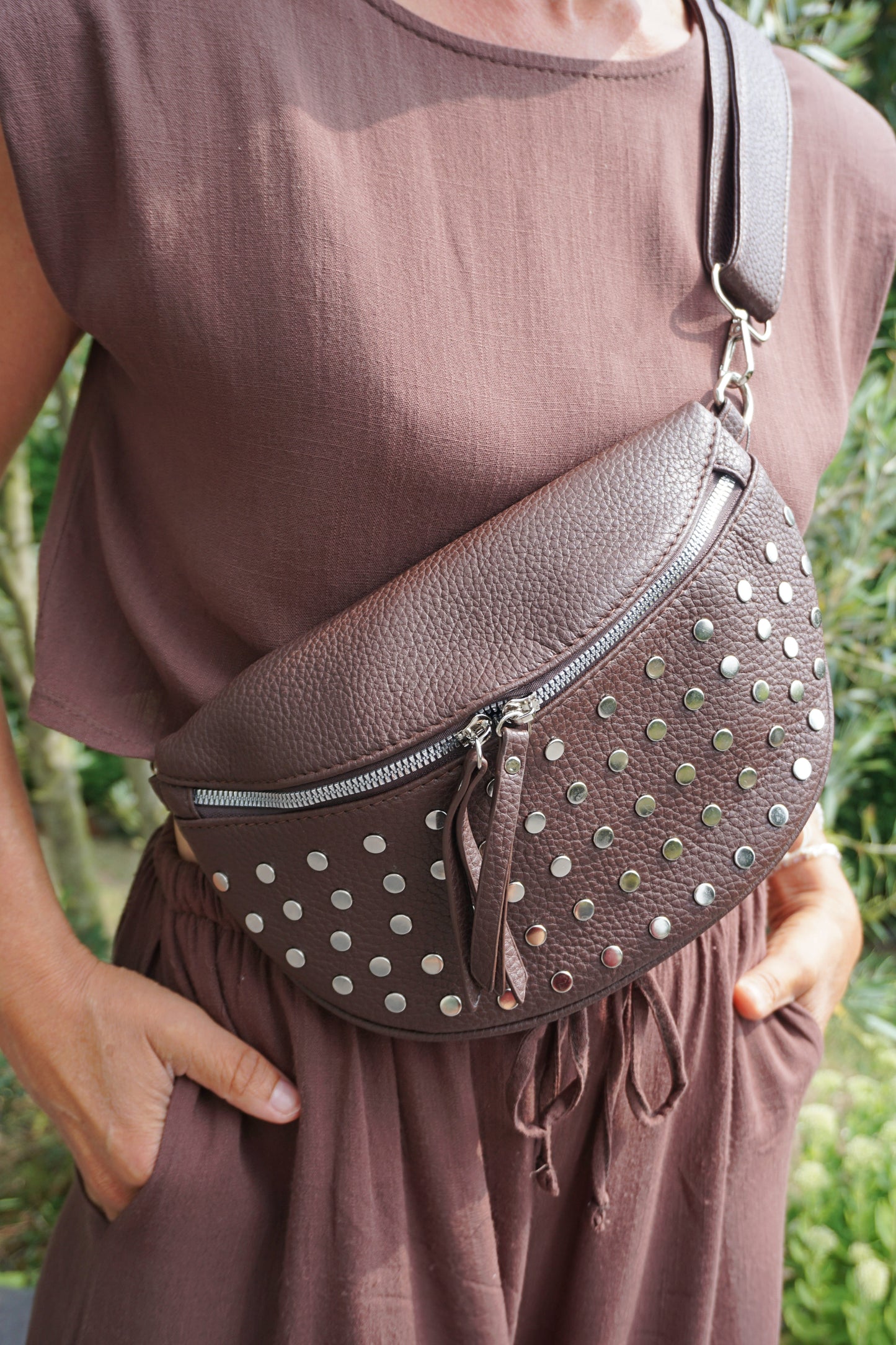 Sac banane marron similicuir clouté