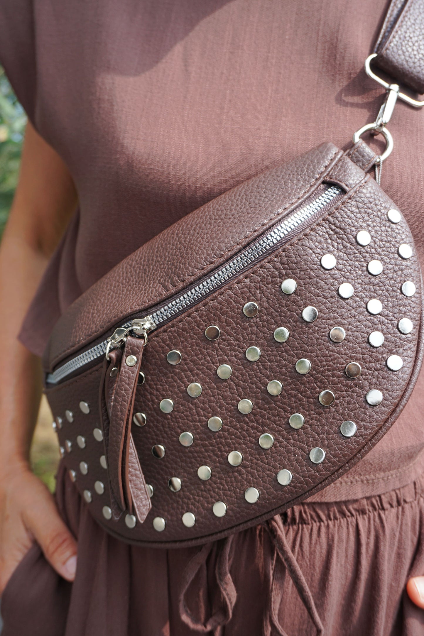 Sac banane marron similicuir clouté