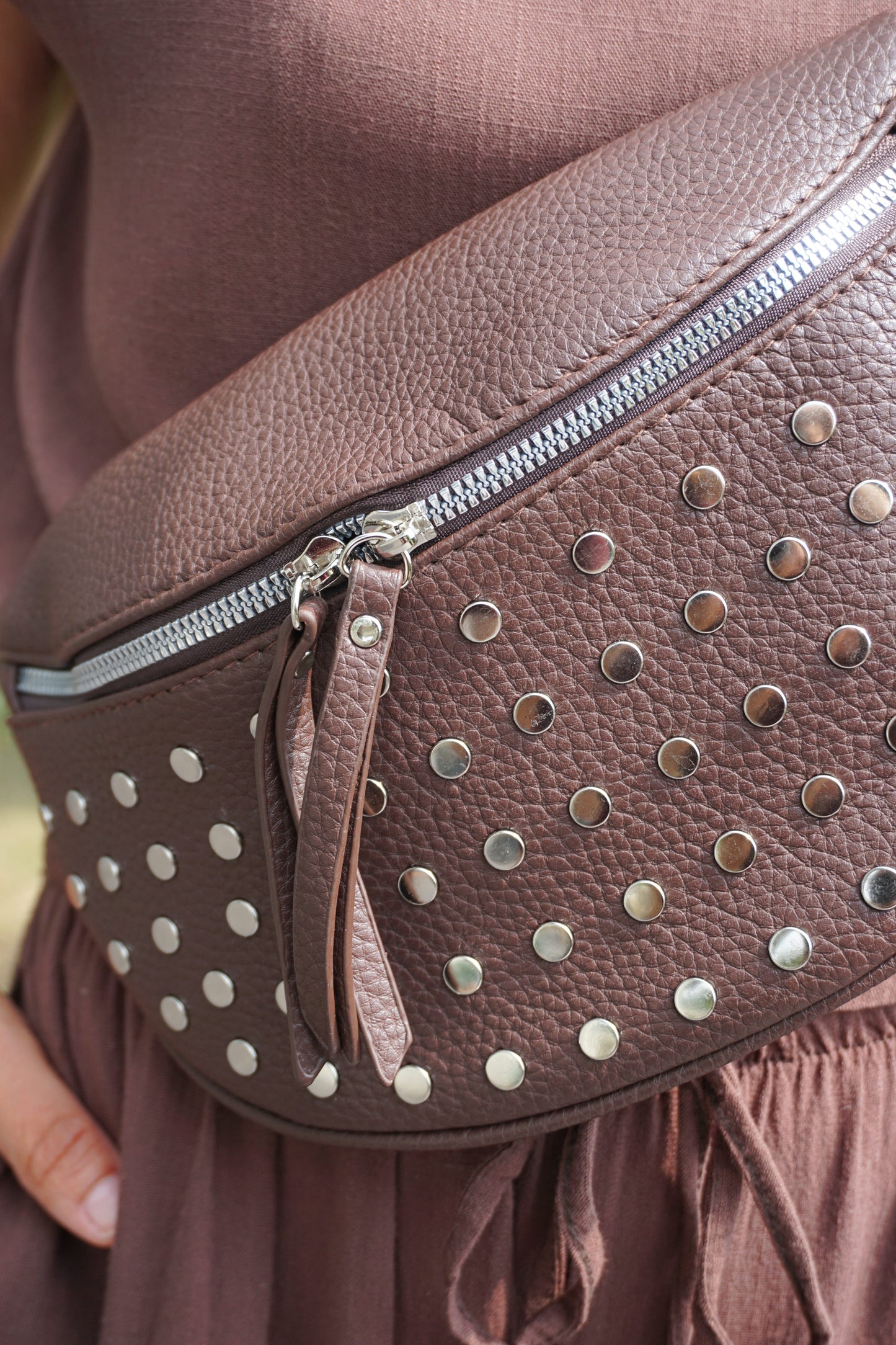 Sac banane marron similicuir clouté