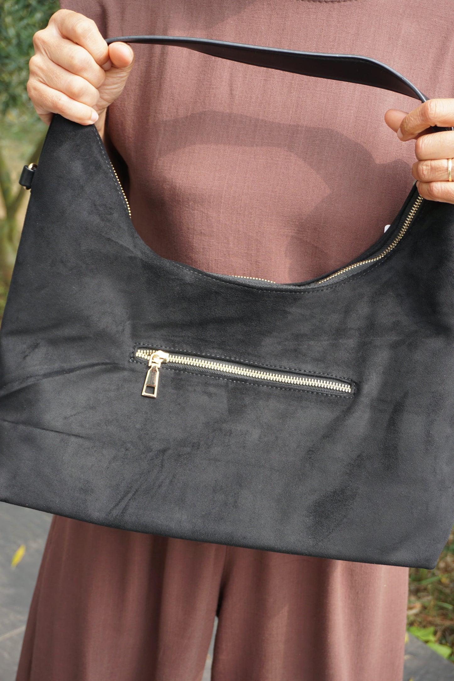 Sac noir épaule effet daim clouté