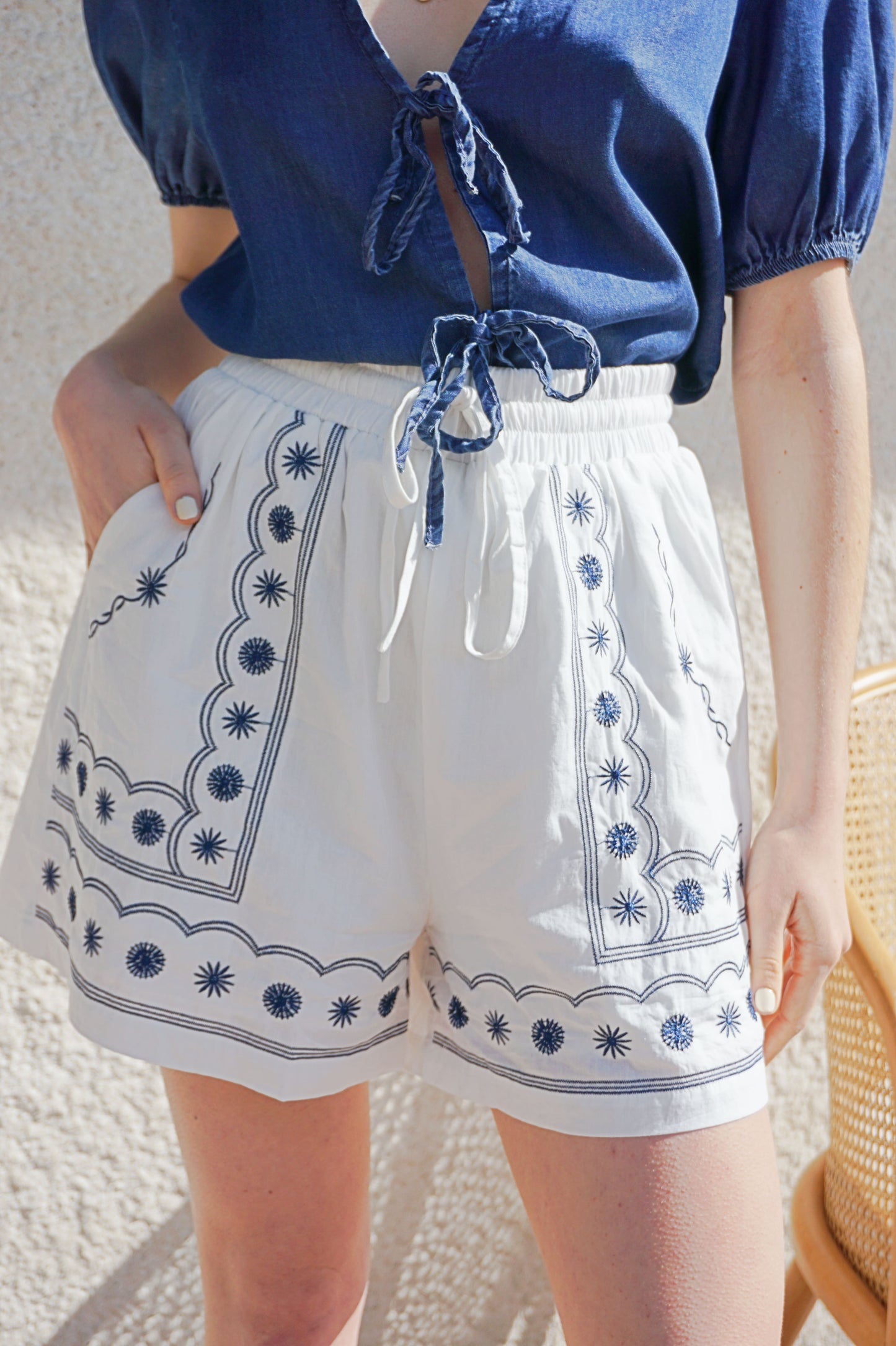 Short blanc motifs soleils bleu marine coton
