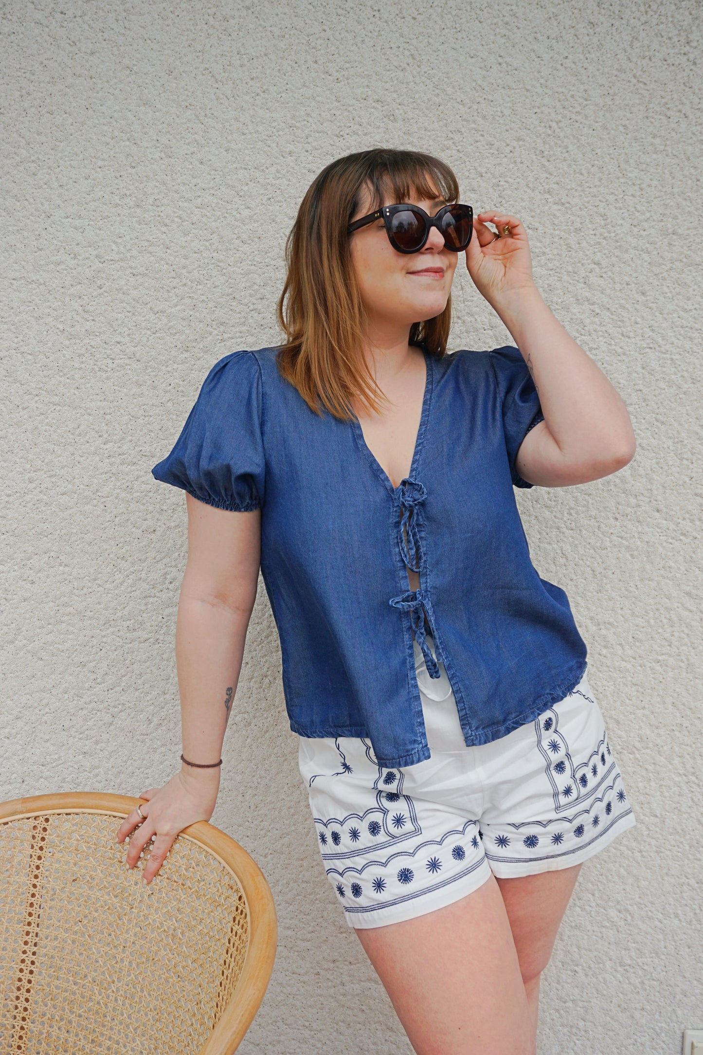 Short blanc motifs soleils bleu marine coton